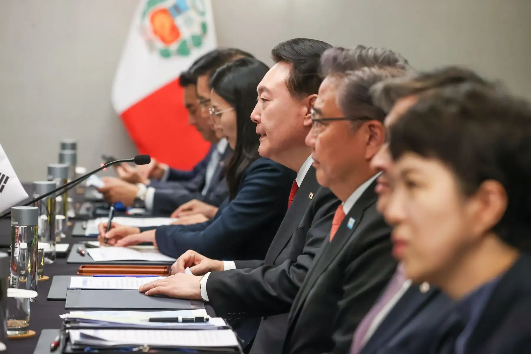 La presidenta de la República, Dina Boluarte se reunió con el presidente de la República de Corea, Yoon Suk-Yeol en el marco de la APEC 2023 en San Francisco, Estados Unidos. Foto: ANDINA/Presidencia
