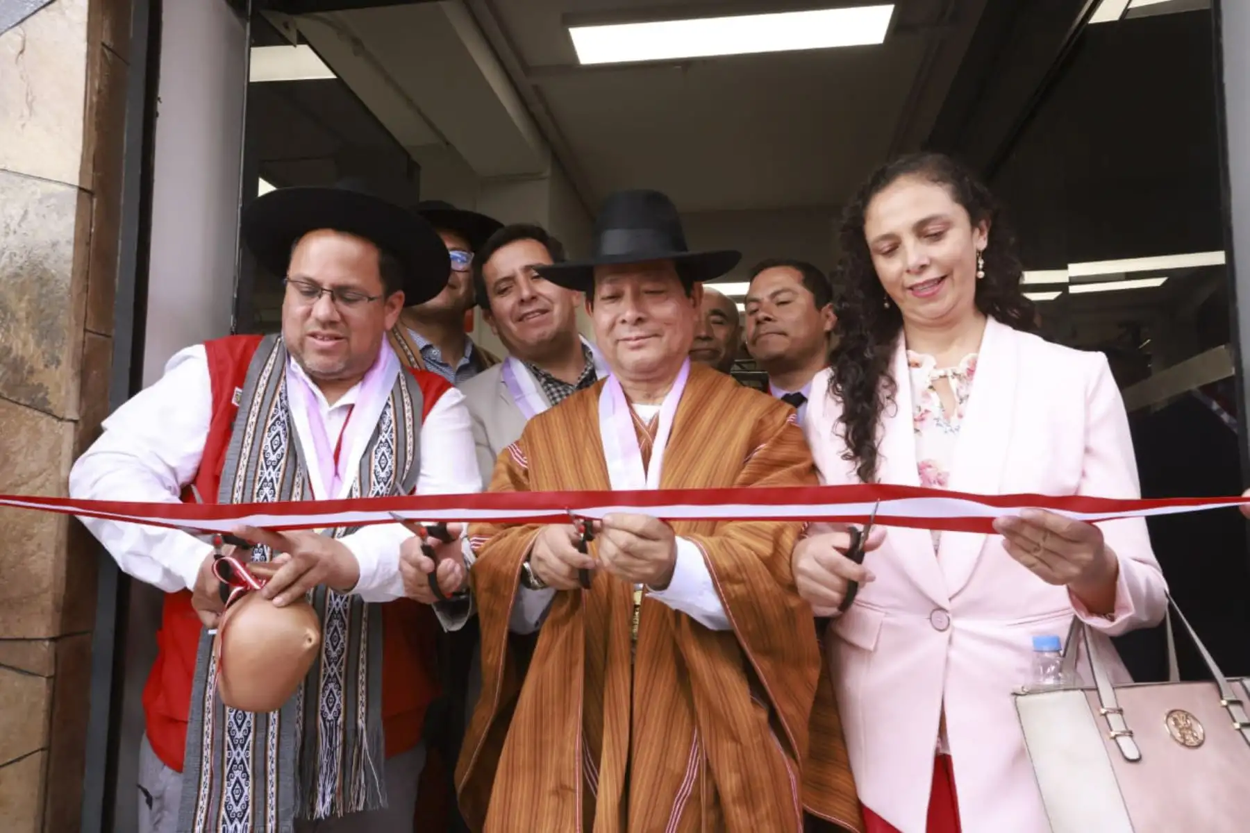 Hoy, el ministro Eduardo Arana inauguró el centro Mega ALEGRA de la Defensa Pública con enfoque intercultural en la ciudad de Abancay, en Apurímac; que brindará atención en español y quechua.
Foto: ANDINA/MINJUS