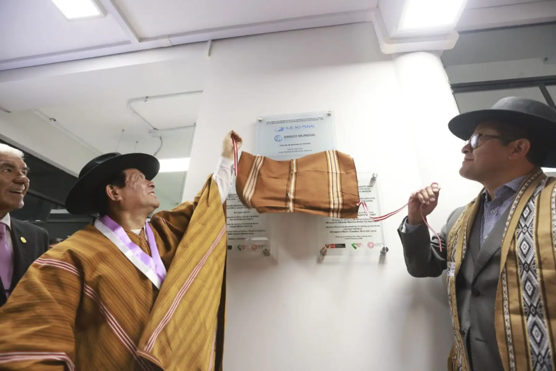 Hoy, el ministro Eduardo Arana inauguró el centro Mega ALEGRA de la Defensa Pública con enfoque intercultural en la ciudad de Abancay, en Apurímac; que brindará atención en español y quechua.
Foto: ANDINA/MINJUS