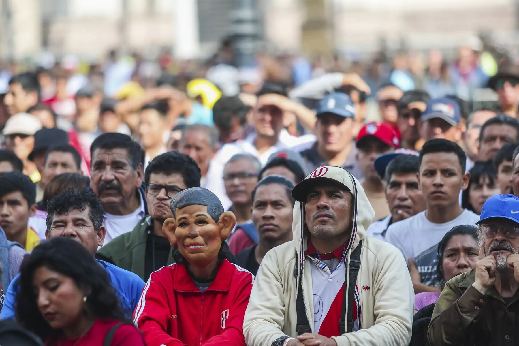 Hinchas de la selección peruana de fútbol se congregan en la plaza de armas de Lima para ver, en pantalla gigante, el encuentro de Perú contra Bolivia por la quinta fecha de las Eliminatorias 2026. 
Foto: ANDINA/Ricardo Cuba