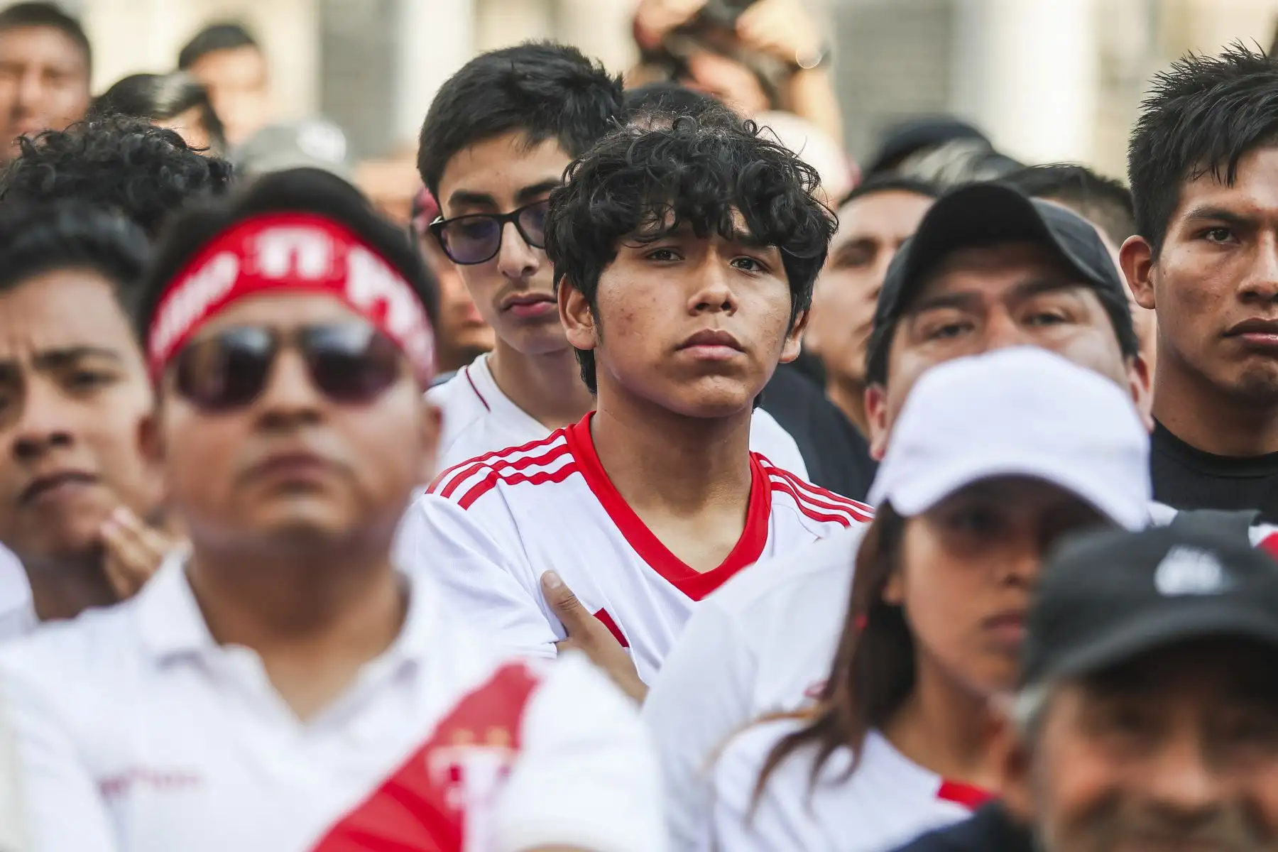 Hinchas de la selección peruana de fútbol se congregan en la plaza de armas de Lima para ver, en pantalla gigante, el encuentro de Perú contra Bolivia por la quinta fecha de las Eliminatorias 2026. 
Foto: ANDINA/Ricardo Cuba