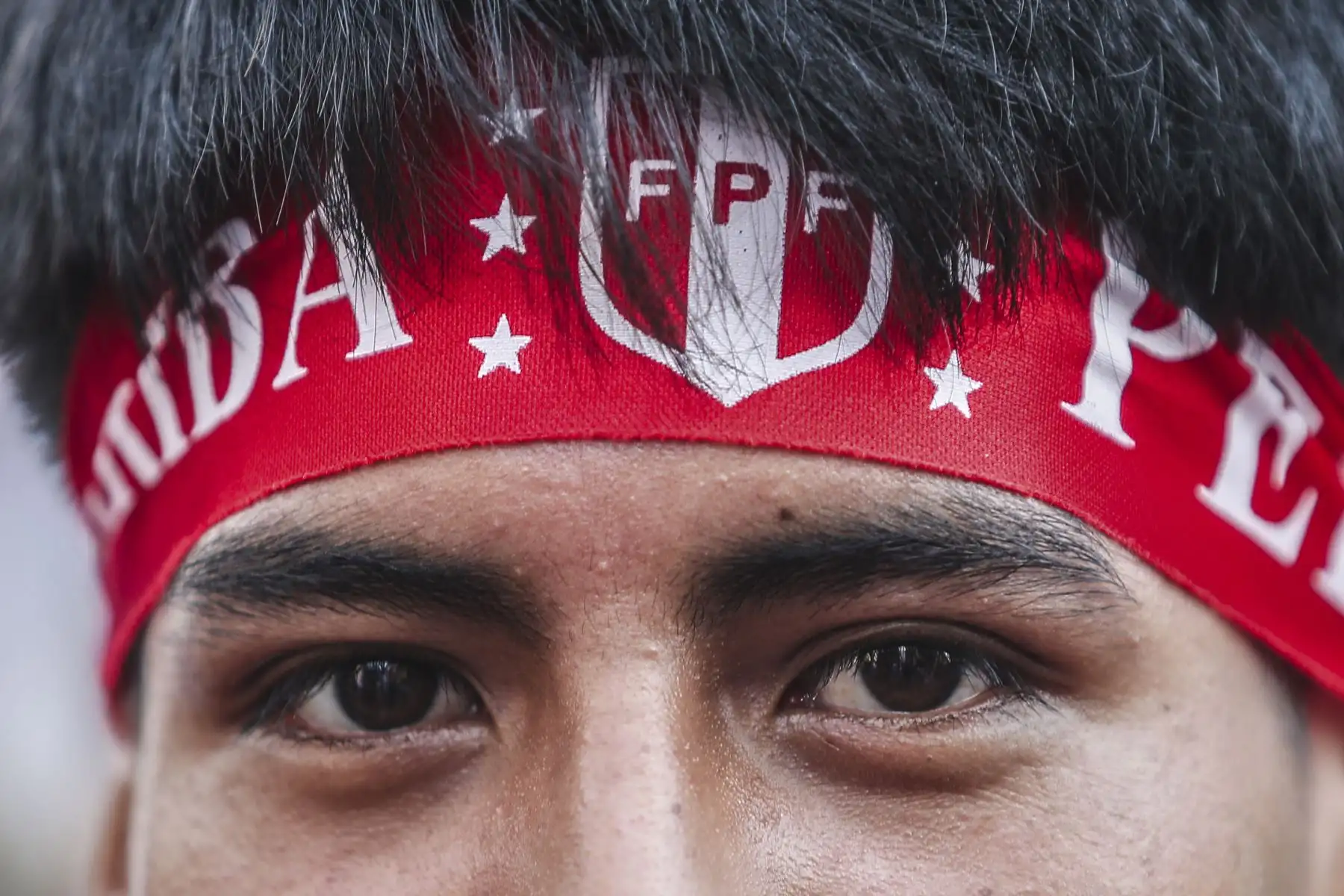 Hinchas de la selección peruana de fútbol se congregan en la plaza de armas de Lima para ver, en pantalla gigante, el encuentro de Perú contra Bolivia por la quinta fecha de las Eliminatorias 2026. 
Foto: ANDINA/Ricardo Cuba