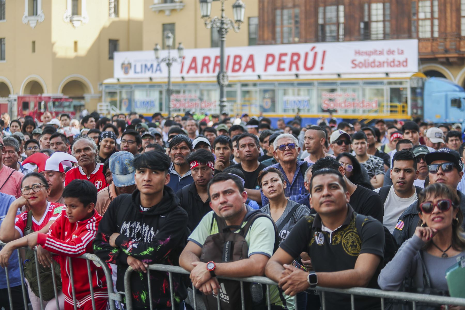 A través de una pantalla gigante la hinchada peruana calentará motores para el esperado duelo entre la Blanquirroja y el equipo ecuatoriano. Foto: ANDINA/Ricardo Cuba.