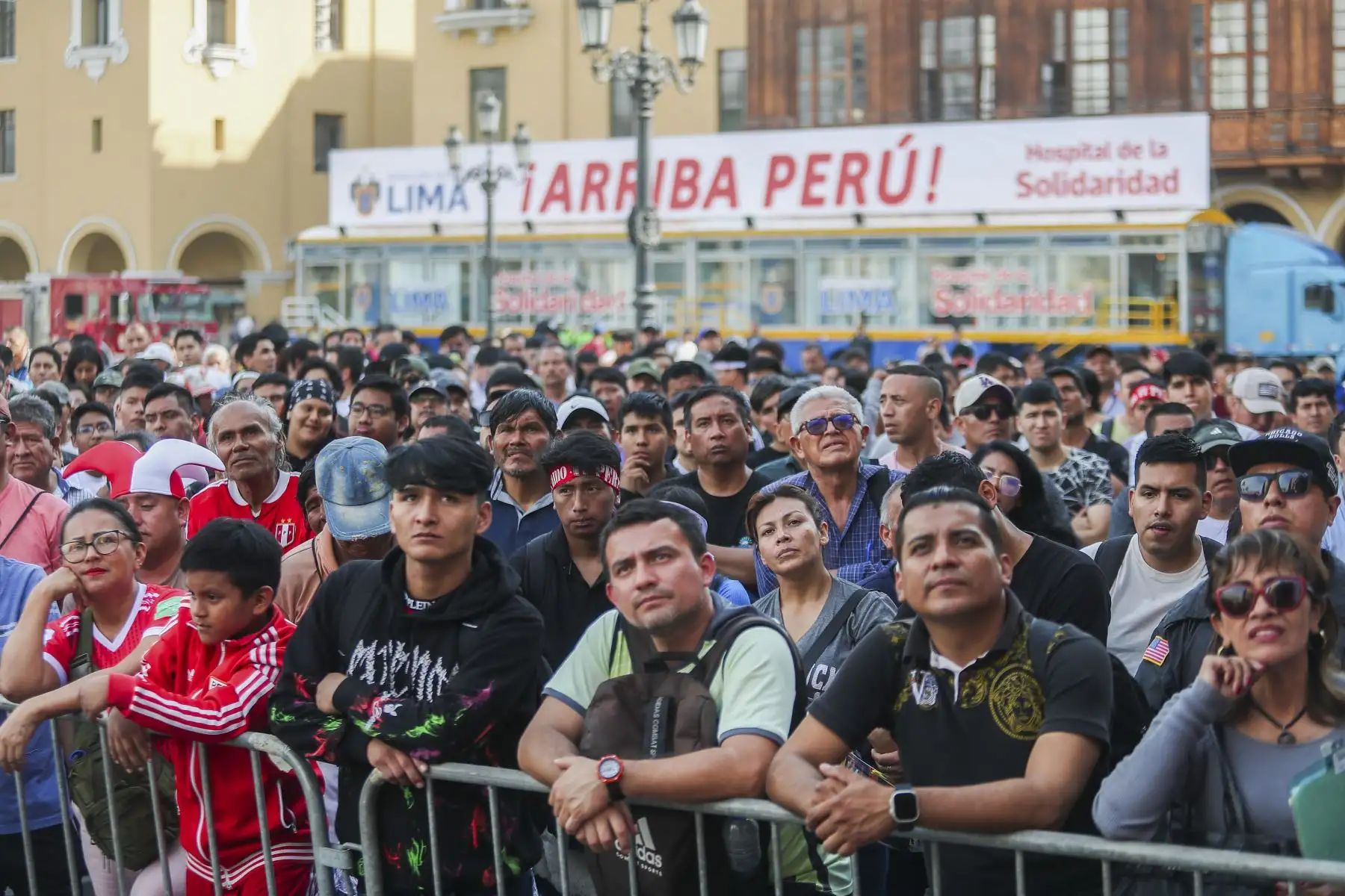 Hinchas de la selección peruana de fútbol se congregan en la plaza de armas de Lima para ver, en pantalla gigante, el encuentro de Perú contra Bolivia por la quinta fecha de las Eliminatorias 2026. 
Foto: ANDINA/Ricardo Cuba