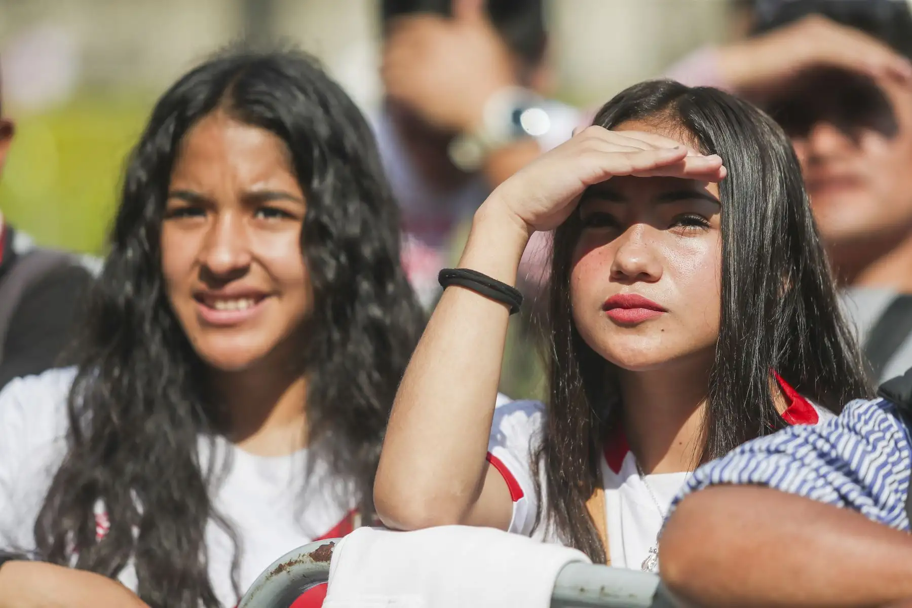 Hinchas de la selección peruana de fútbol se congregan en la plaza de armas de Lima para ver, en pantalla gigante, el encuentro de Perú contra Bolivia por la quinta fecha de las Eliminatorias 2026. 
Foto: ANDINA/Ricardo Cuba