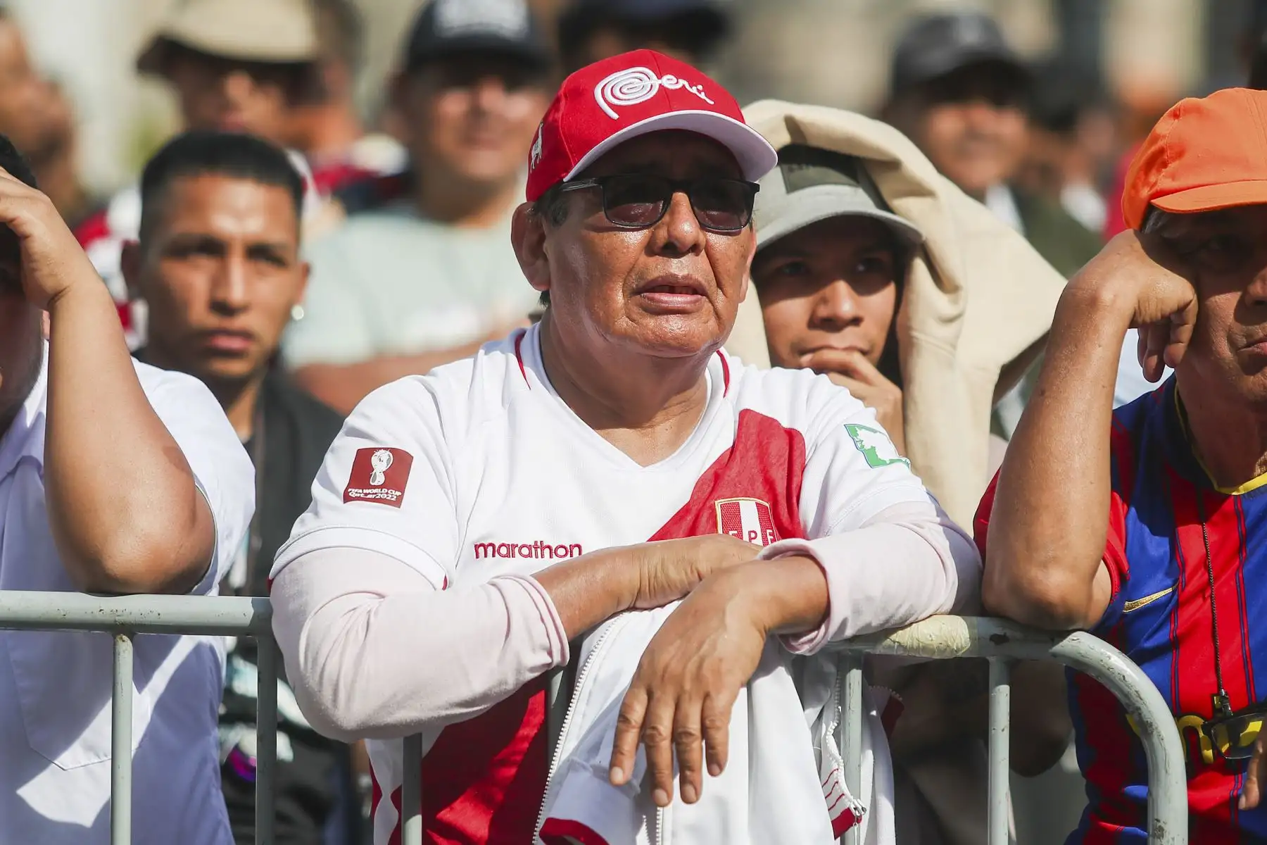 Hinchas de la selección peruana de fútbol se congregan en la plaza de armas de Lima para ver, en pantalla gigante, el encuentro de Perú contra Bolivia por la quinta fecha de las Eliminatorias 2026. 
Foto: ANDINA/Ricardo Cuba