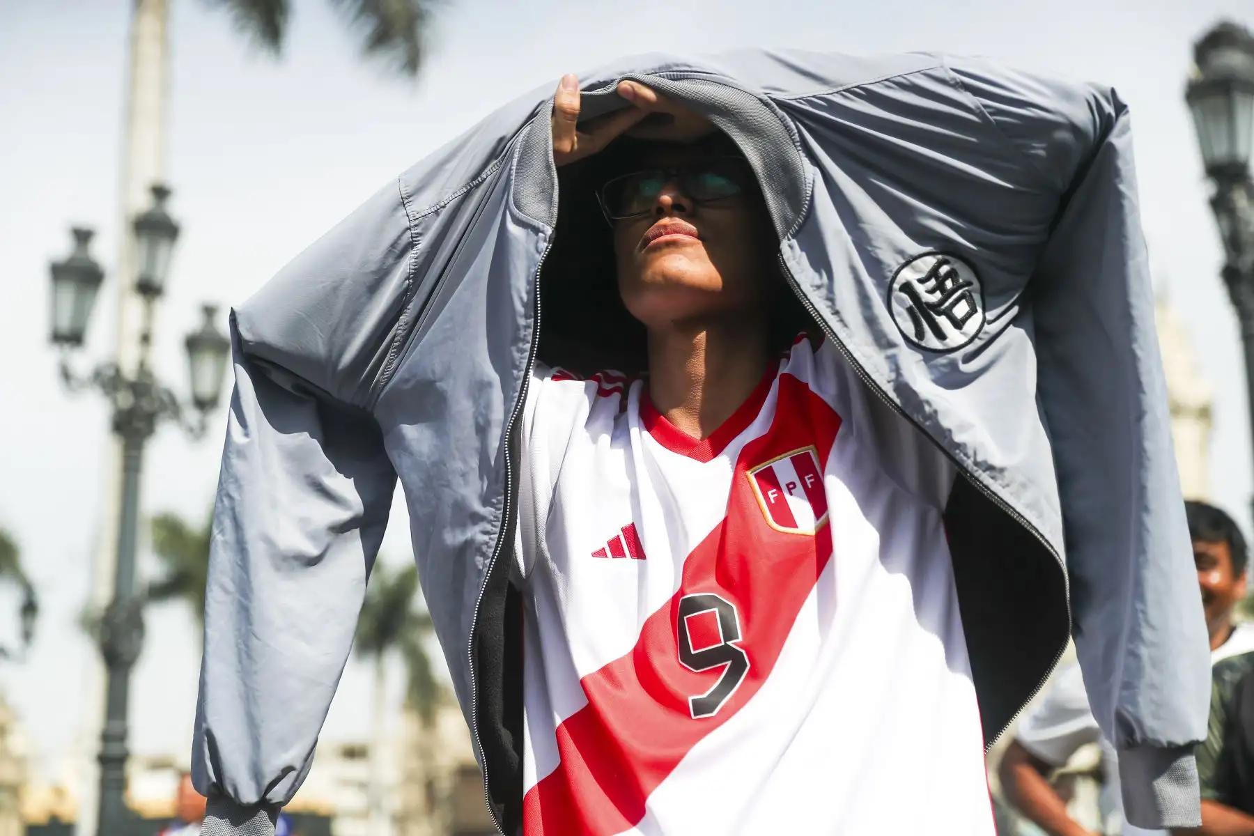 Hinchas de la selección peruana de fútbol se congregan en la plaza de armas de Lima para ver, en pantalla gigante, el encuentro de Perú contra Bolivia por la quinta fecha de las Eliminatorias 2026. 
Foto: ANDINA/Ricardo Cuba