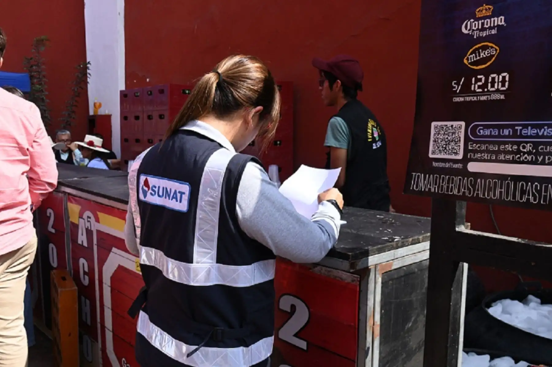 Personal de la Sunat fiscalizando las ventas en la Feria taurina de Acho 2023. Foto: Cortesía.