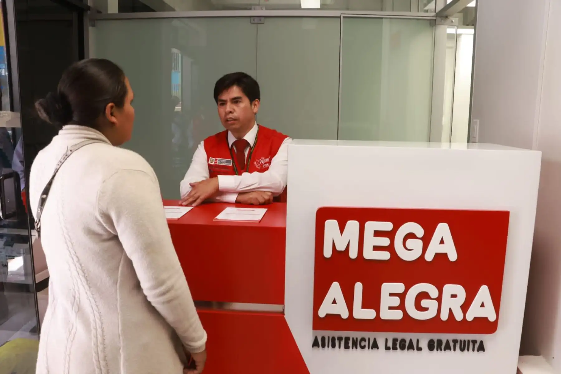 Hoy, el ministro Eduardo Arana inauguró el centro Mega ALEGRA de la Defensa Pública con enfoque intercultural en la ciudad de Abancay, en Apurímac; que brindará atención en español y quechua.Foto: ANDINA/MINJUS