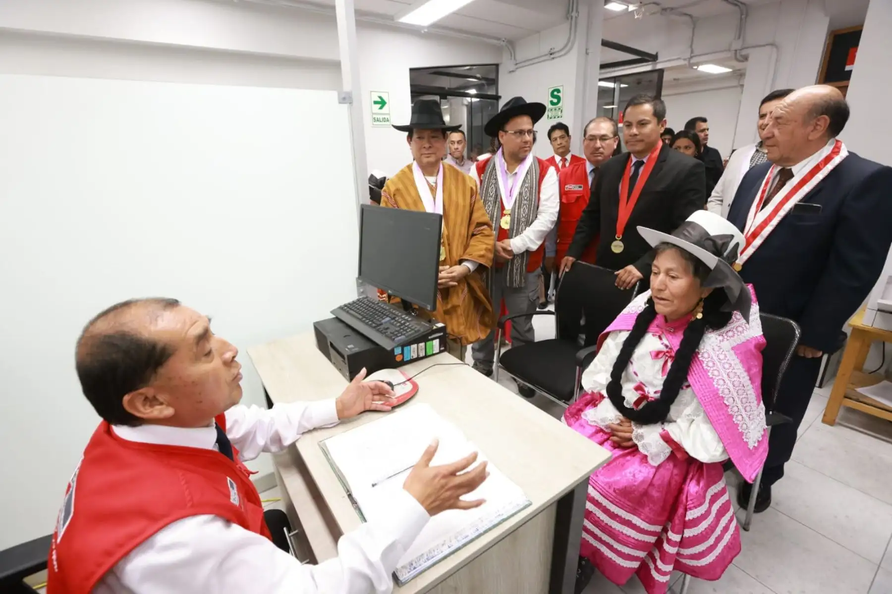 Hoy, el ministro Eduardo Arana inauguró el centro Mega ALEGRA de la Defensa Pública con enfoque intercultural en la ciudad de Abancay, en Apurímac; que brindará atención en español y quechua.Foto: ANDINA/MINJUS