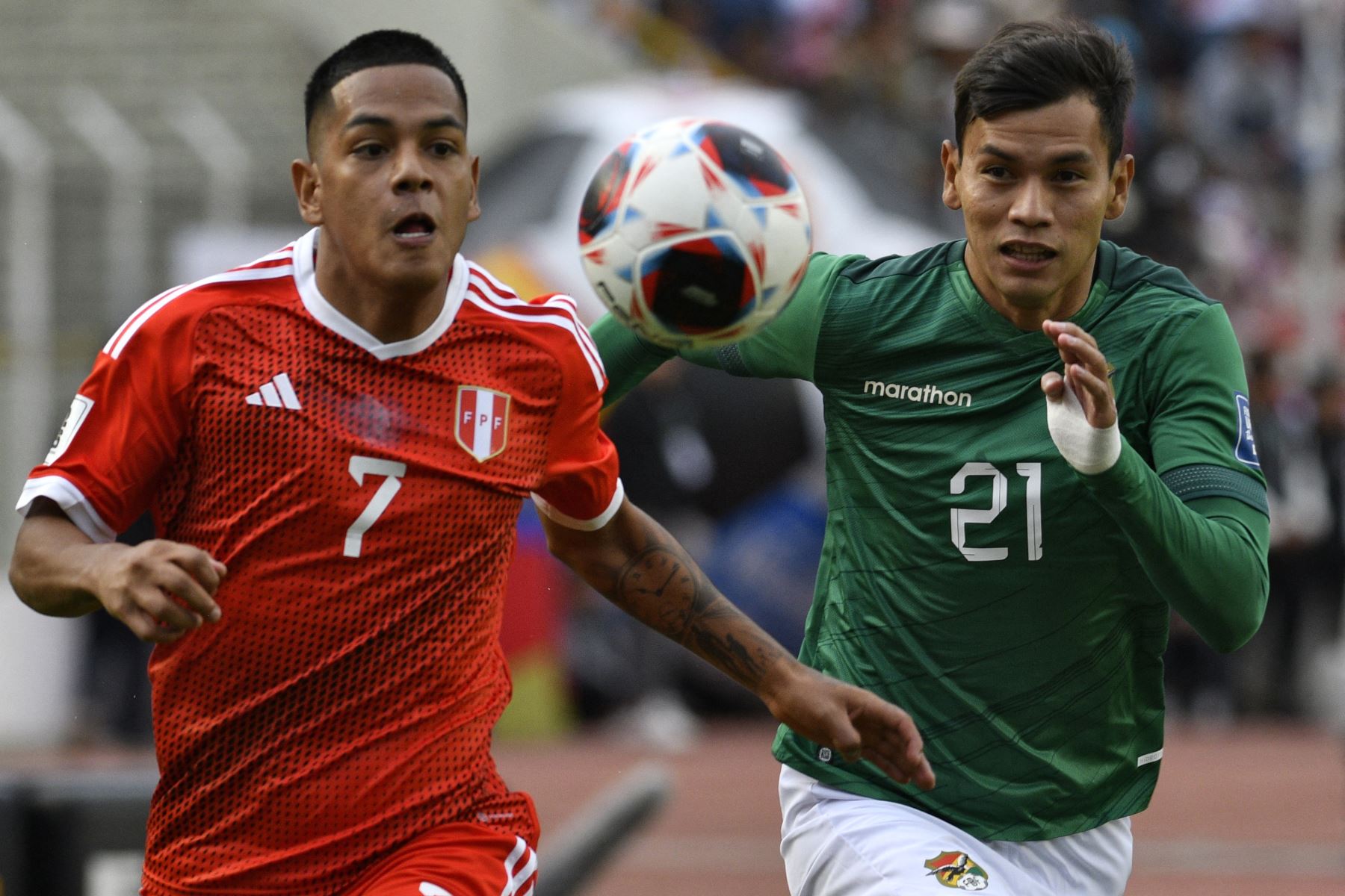 El delantero peruano Joao Grimaldo y el defensor boliviano José Sagredo compiten por el balón durante el partido de fútbol de las eliminatorias sudamericanas para la Copa Mundial de la FIFA 2026 entre Bolivia y Perú en el estadio Hernando Siles de La Paz el 16 de noviembre de 2023.
Foto: AFP