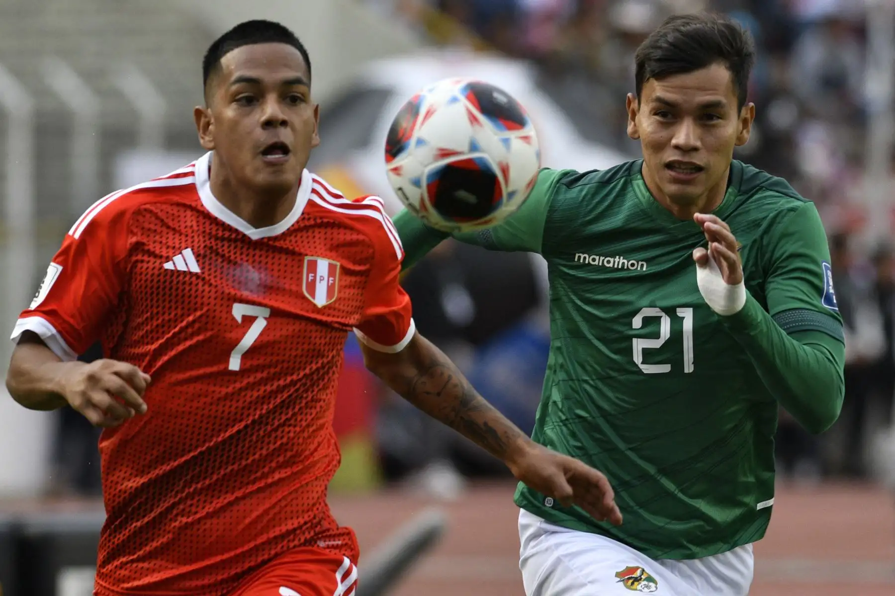 El delantero peruano Joao Grimaldo y el defensor boliviano José Sagredo compiten por el balón durante el partido de fútbol de las eliminatorias sudamericanas para la Copa Mundial de la FIFA 2026 entre Bolivia y Perú en el estadio Hernando Siles de La Paz el 16 de noviembre de 2023.
Foto: AFP