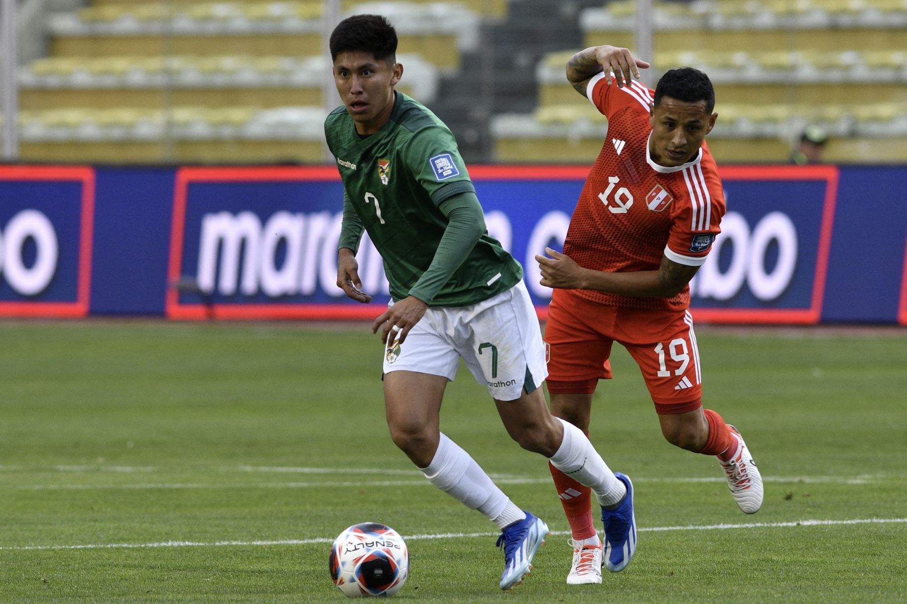 El delantero boliviano Miguel Terceros y el mediocampista peruano Yoshimar Yotun luchan por el balón durante el partido de fútbol de clasificación sudamericano para la Copa Mundial de la FIFA 2026 entre Bolivia y Perú en el estadio Hernando Siles de La Paz el 16 de noviembre de 2023.
Foto: AFP