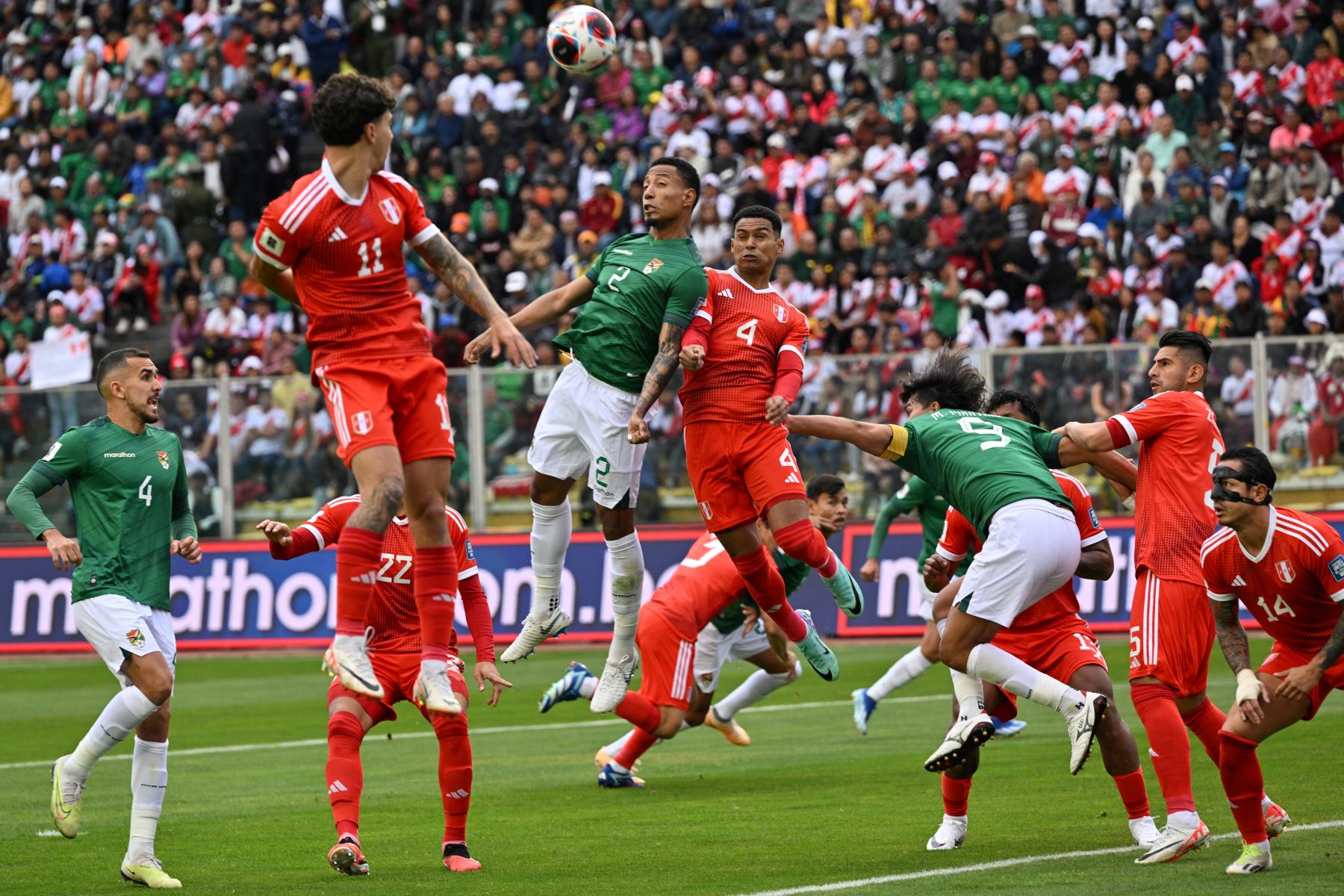 El defensor de Bolivia Jairo Quinteros y el defensor de Perú Marcos López saltan de cabeza durante el partido de fútbol de las eliminatorias sudamericanas para la Copa Mundial de la FIFA 2026 entre Venezuela y Ecuador en el Estadio Monumental de Maturín, Venezuela, el 16 de noviembre de 2023.
Foto: AFP