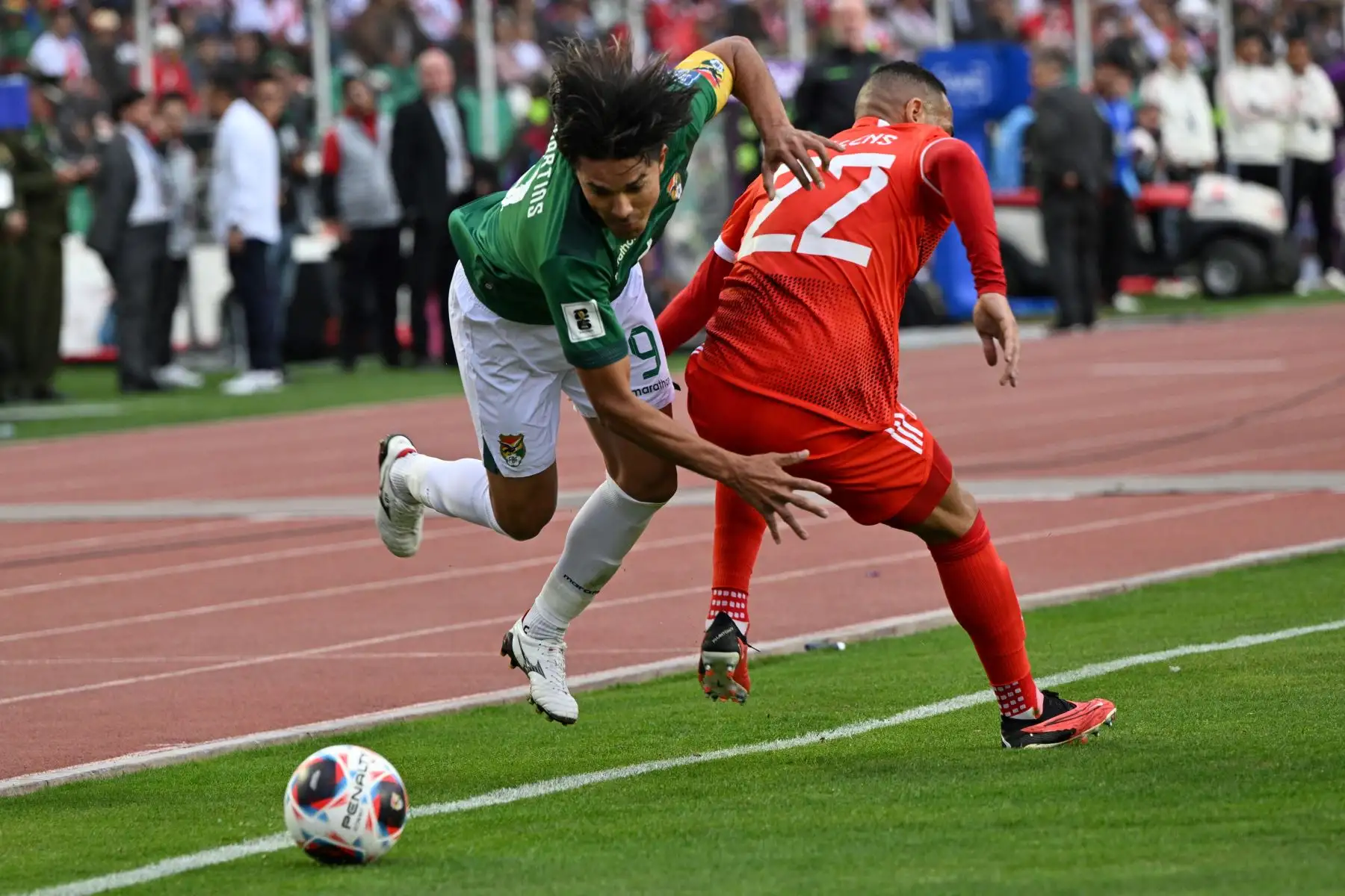 El delantero boliviano Marcelo Martins y el defensor peruano Alexander Callens compiten por el balón durante el partido de fútbol de las eliminatorias sudamericanas para la Copa Mundial de la FIFA 2026 entre Bolivia y Perú en el estadio Hernando Siles de La Paz el 16 de noviembre de 2023.
Foto: AFP