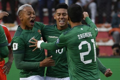 El delantero boliviano Ramiro Vaca celebra con sus compañeros de equipo después de anotar durante el partido de fútbol de las eliminatorias sudamericanas para la Copa Mundial de la FIFA 2026 entre Bolivia y Perú en el estadio Hernando Siles de La Paz el 16 de noviembre de 2023.Foto: AFP