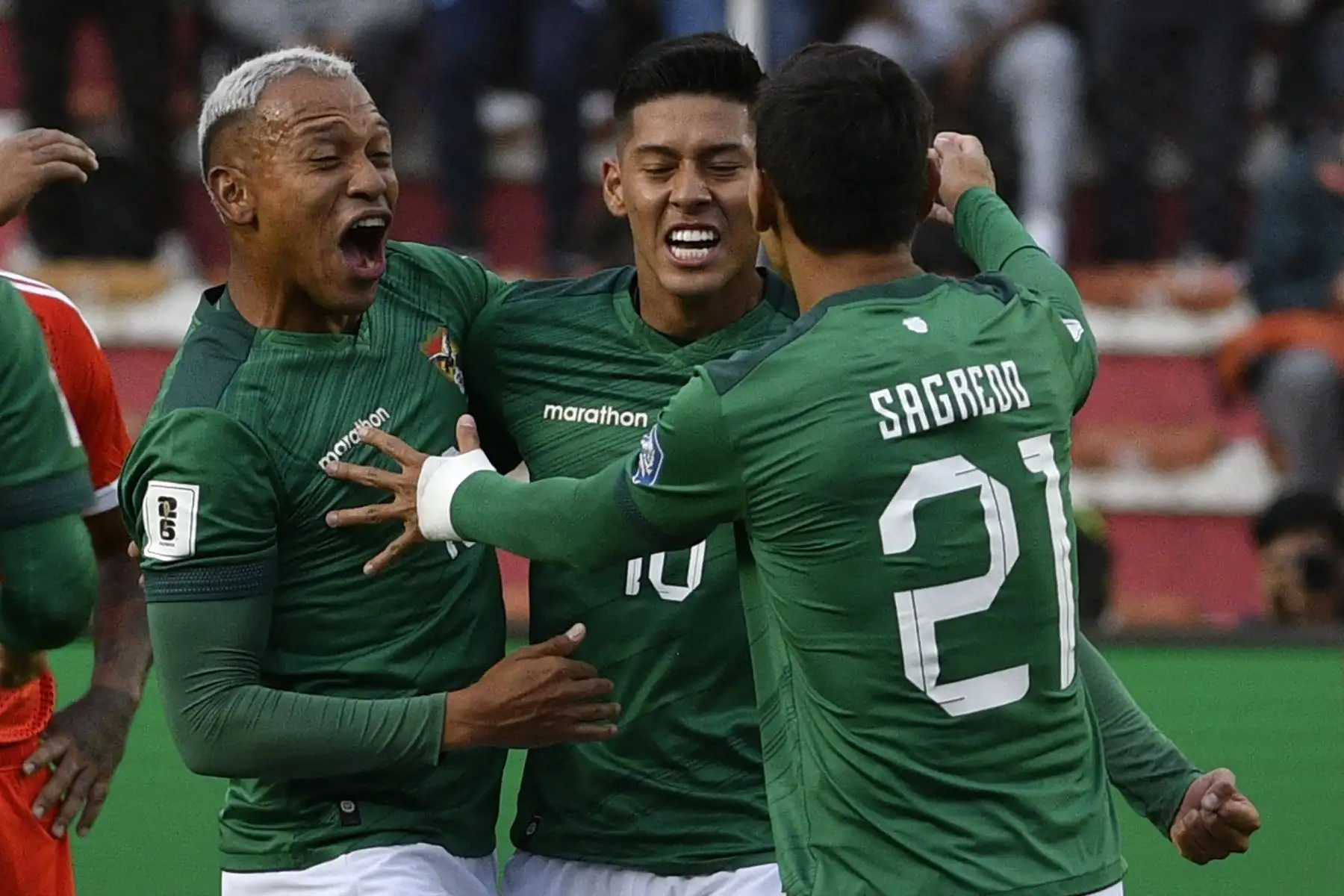 El delantero boliviano Ramiro Vaca celebra con sus compañeros tras anotar el segundo gol sobre Perú. Foto: AFP