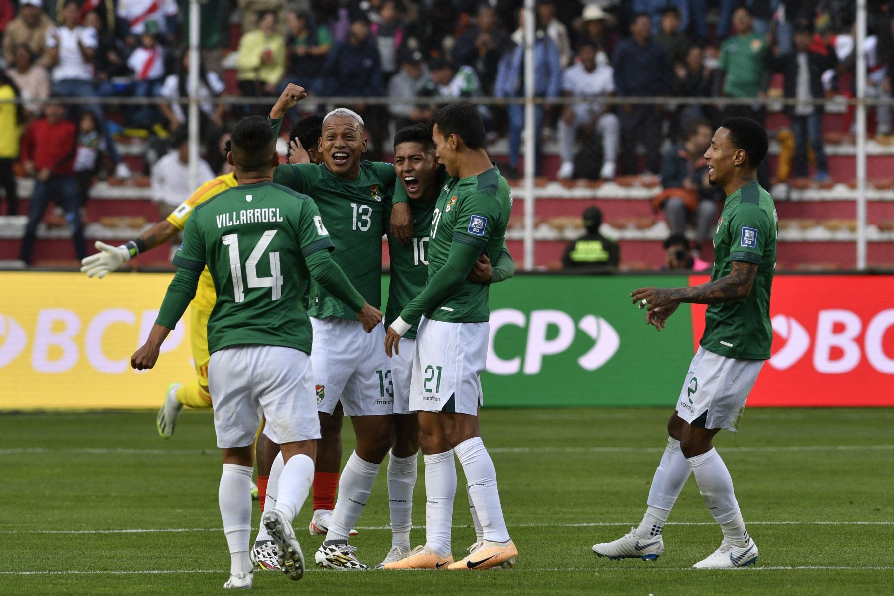 El delantero boliviano Ramiro Vaca celebra con sus compañeros de equipo después de anotar durante el partido de fútbol de las eliminatorias sudamericanas para la Copa Mundial de la FIFA 2026 entre Bolivia y Perú en el estadio Hernando Siles de La Paz el 16 de noviembre de 2023.
Foto: AFP