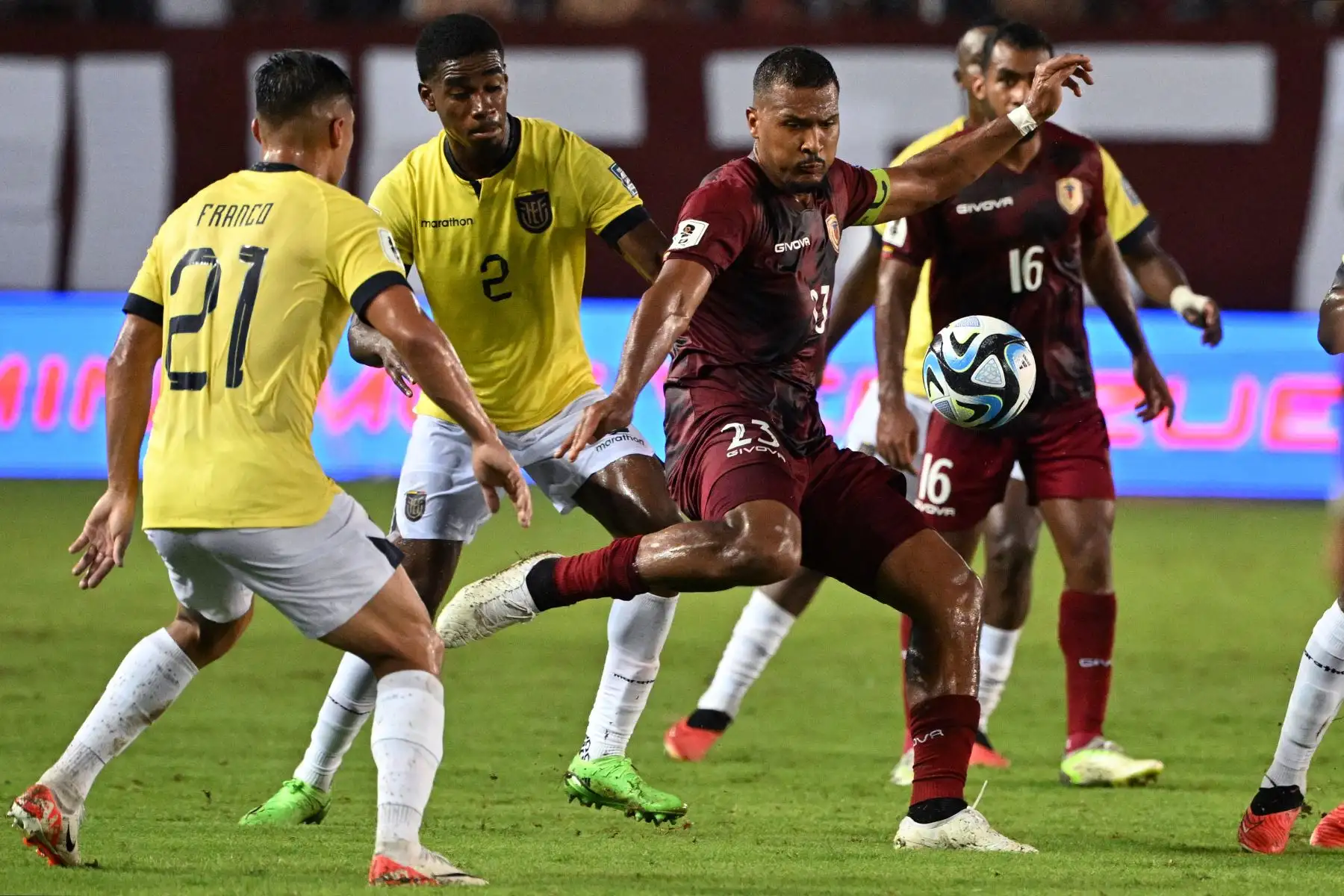 Las selecciones de fútbol de Venezuela y Ecuador empatan sin goles en el Estadio Monumental de Maturín en Venezuela por las eliminatorias sudamericanas al Mundial 2026. Foto: AFP