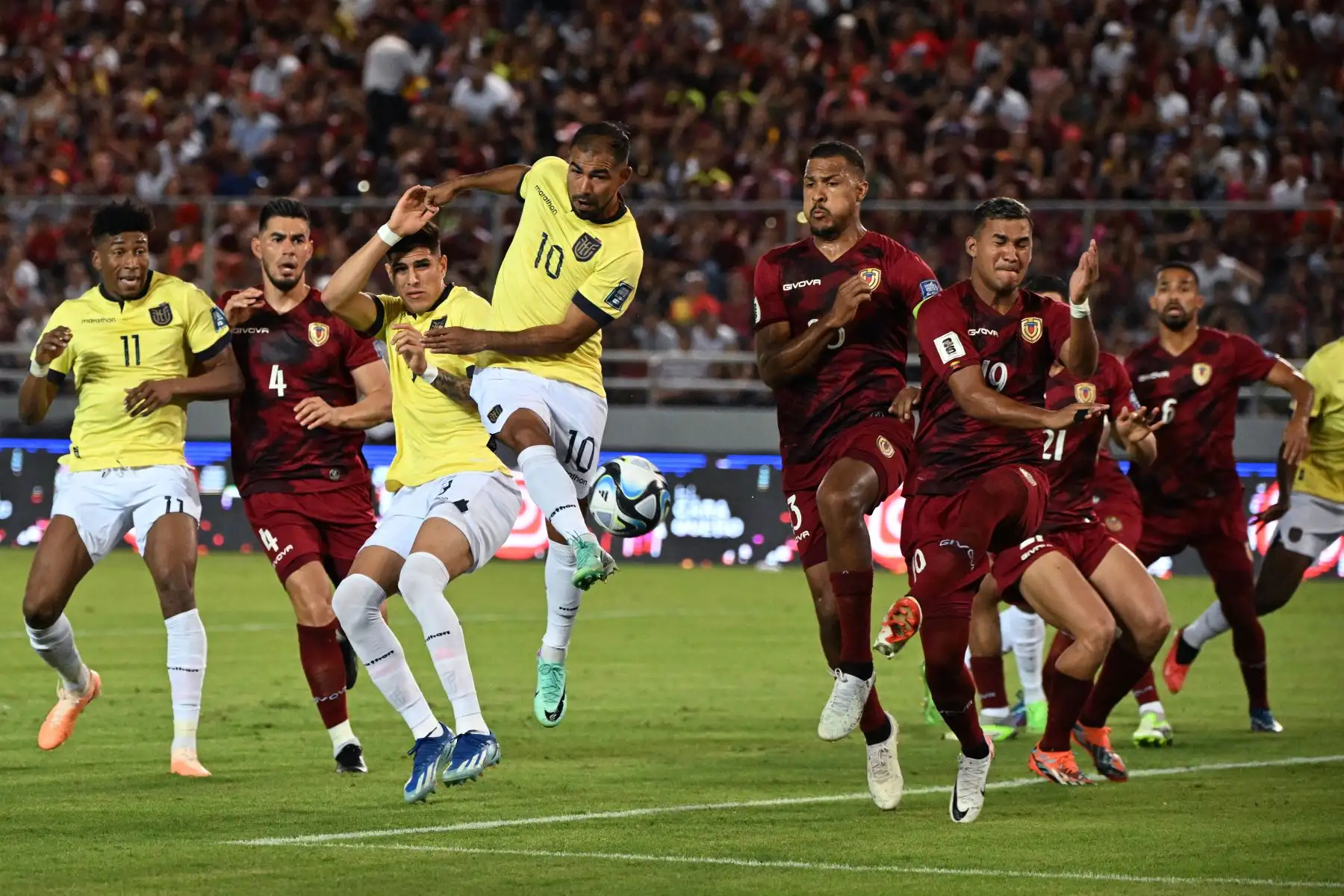Las selecciones de fútbol de Venezuela y Ecuador empatan sin goles en el Estadio Monumental de Maturín en Venezuela por las eliminatorias sudamericanas al Mundial 2026. Foto: AFP