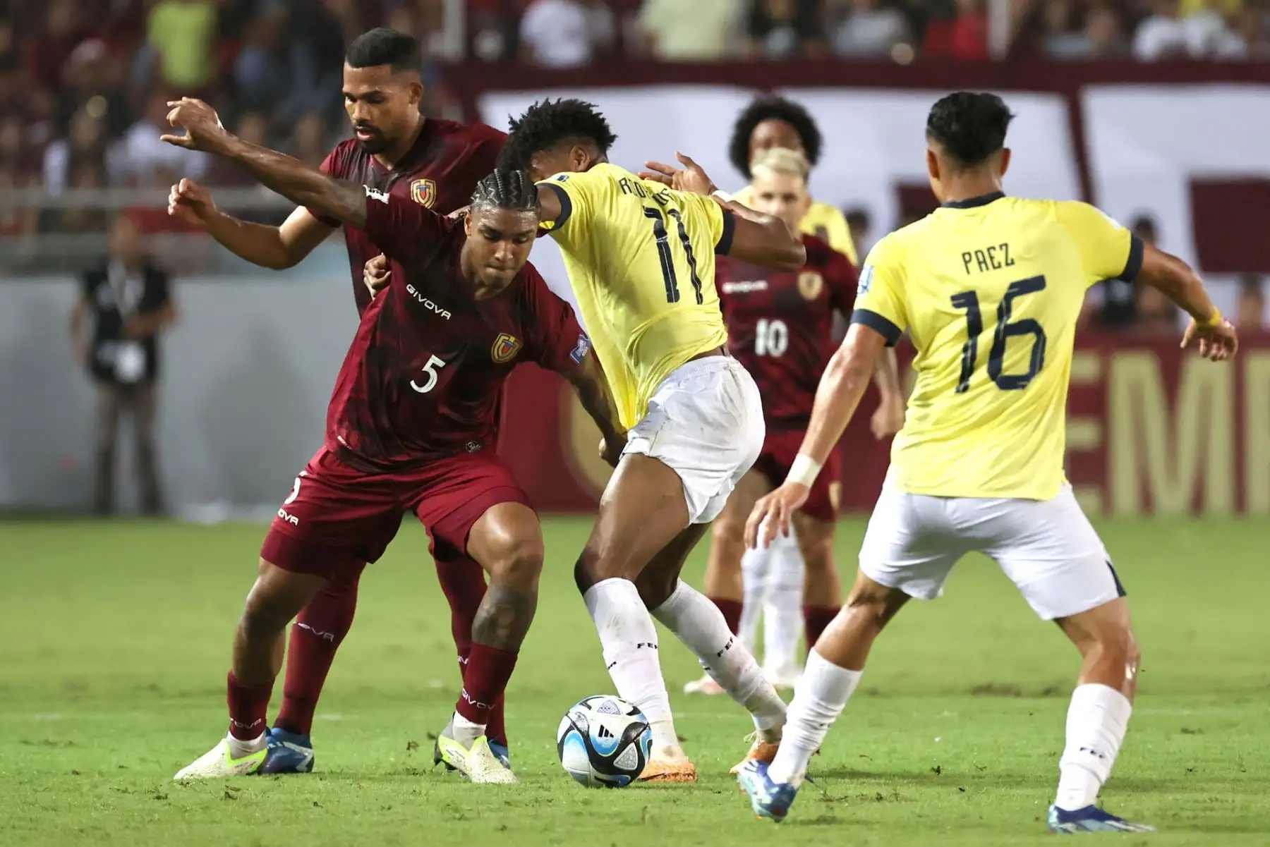 Las selecciones de fútbol de Venezuela y Ecuador empatan sin goles en el Estadio Monumental de Maturín en Venezuela por las eliminatorias sudamericanas al Mundial 2026. Foto: EFE