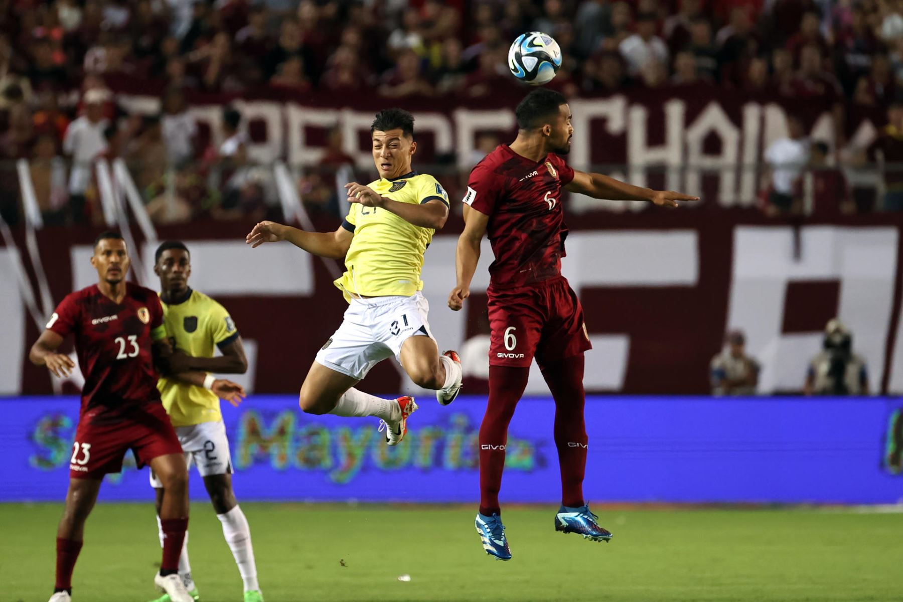 Las selecciones de fútbol de Venezuela y Ecuador empatan sin goles en el Estadio Monumental de Maturín en Venezuela por las eliminatorias sudamericanas al Mundial 2026. Foto: EFE