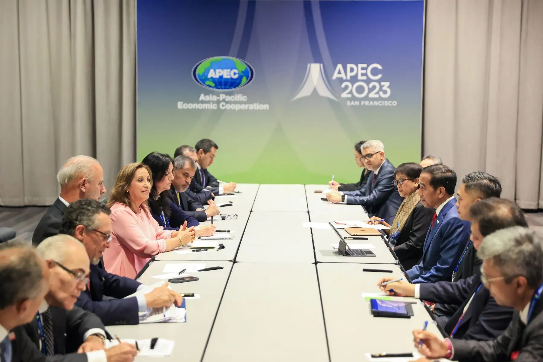 La presidenta de la República, Dina Boluarte, continuó con su agenda de trabajo en APEC 2023 y se reunió con el presidente de Indonesia, Joko Widodo. Ambos coincidieron en impulsar las negociaciones para un Acuerdo Integral de Asociación Económica (CEPA) con miras a suscribir su primera etapa en Lima, durante la Semana de Líderes de APEC 2024.
Foto: ANDINA/Presidencia Perú