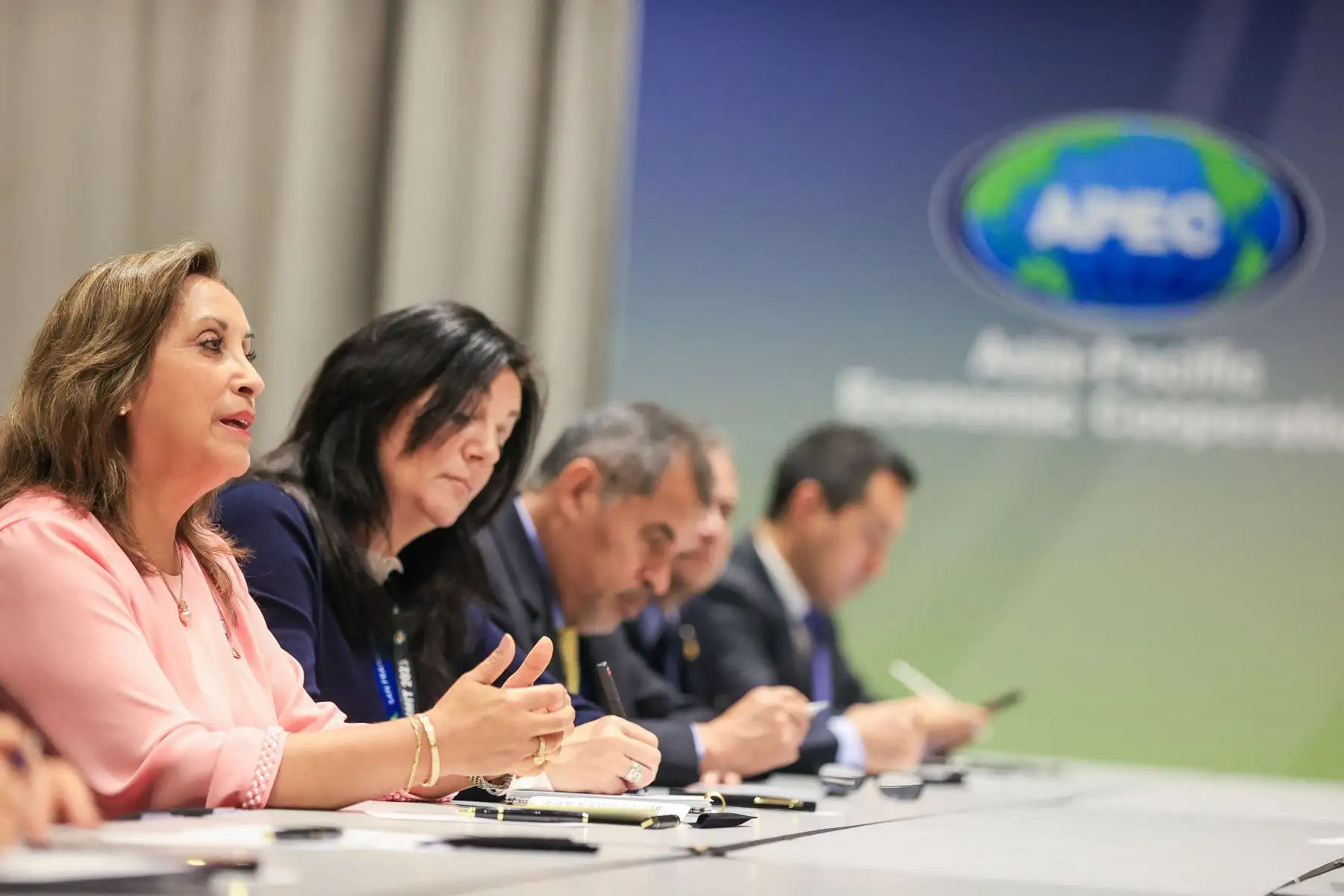 La presidenta de la República, Dina Boluarte, continuó con su agenda de trabajo en APEC 2023 y se reunió con el presidente de Indonesia, Joko Widodo. Ambos coincidieron en impulsar las negociaciones para un Acuerdo Integral de Asociación Económica (CEPA) con miras a suscribir su primera etapa en Lima, durante la Semana de Líderes de APEC 2024.
Foto: ANDINA/Presidencia Perú