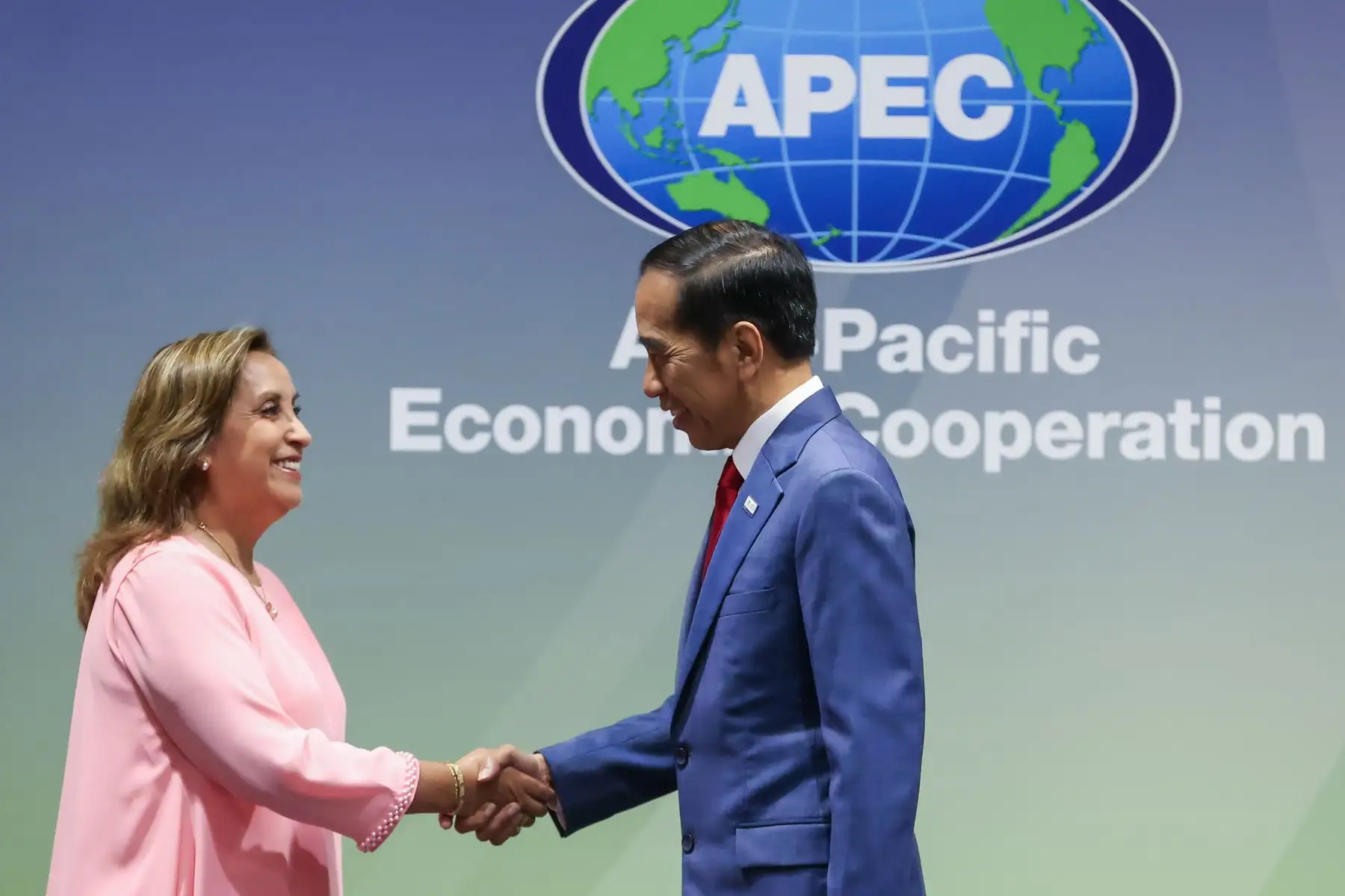 La presidenta de la República, Dina Boluarte, continuó con su agenda de trabajo en APEC 2023 y se reunió con el presidente de Indonesia, Joko Widodo. Ambos coincidieron en impulsar las negociaciones para un Acuerdo Integral de Asociación Económica (CEPA) con miras a suscribir su primera etapa en Lima, durante la Semana de Líderes de APEC 2024.
Foto: ANDINA/Presidencia Perú