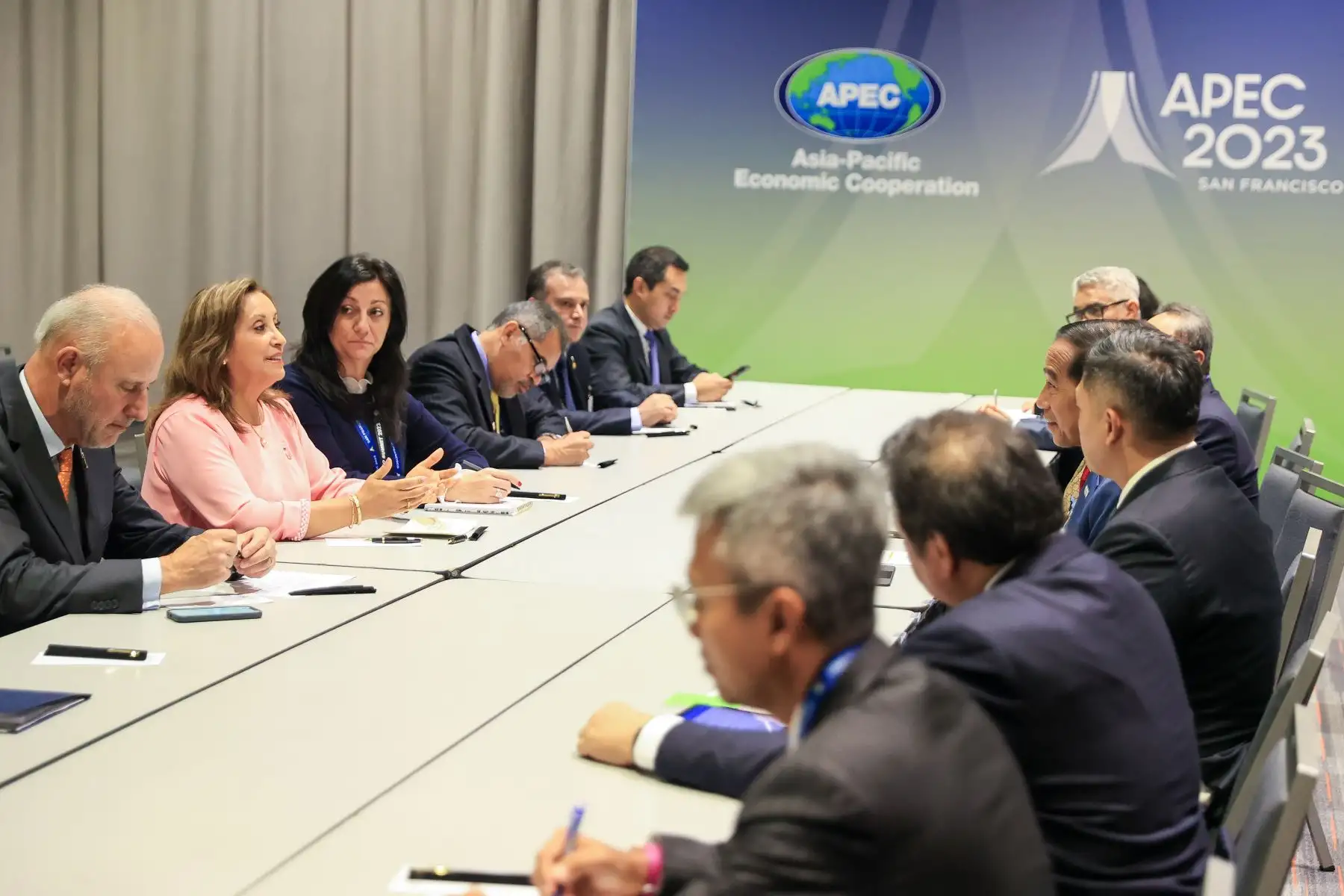 La presidenta de la República, Dina Boluarte, continuó con su agenda de trabajo en APEC 2023 y se reunió con el presidente de Indonesia, Joko Widodo. Ambos coincidieron en impulsar las negociaciones para un Acuerdo Integral de Asociación Económica (CEPA) con miras a suscribir su primera etapa en Lima, durante la Semana de Líderes de APEC 2024.
Foto: ANDINA/Presidencia Perú