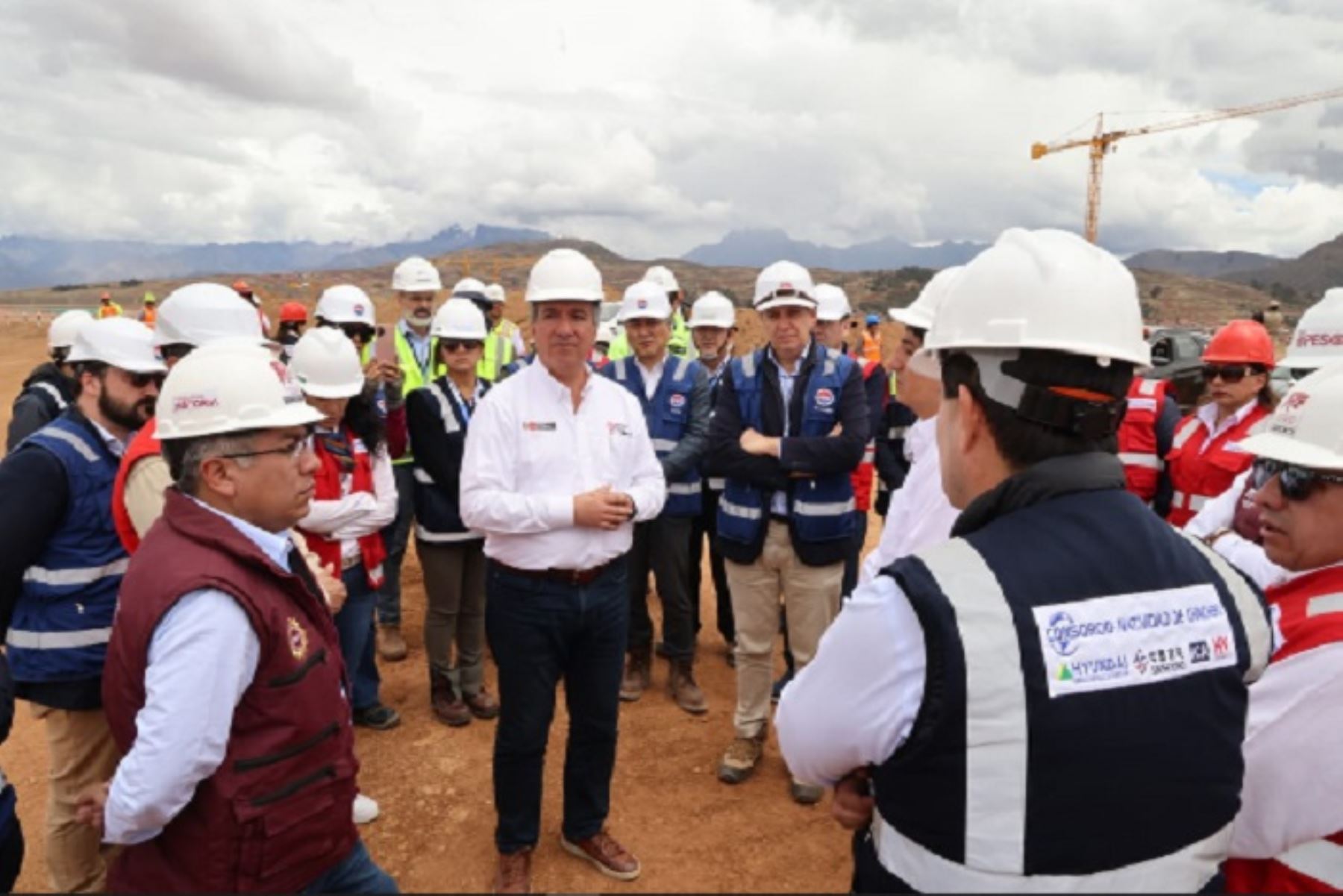 El ministro Pérez Reyes también informó sobre la priorización de la Vía de Evitamiento del Cusco, la carretera de Chinchero a Urubamba y la vía de acceso al aeropuerto de Chinchero, que suman más de S/ 4 mil millones en inversiones.