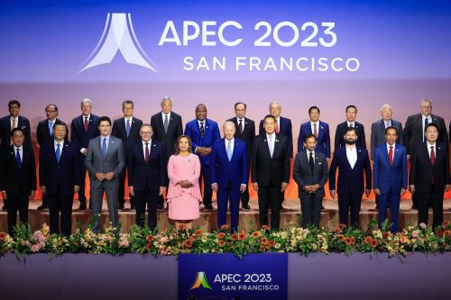 La Presidenta de la República, Dina Boluarte, participó en la toma de la foto oficial en la Semana de Líderes de APEC 2023. Foto: ANDINA/Presidencia.