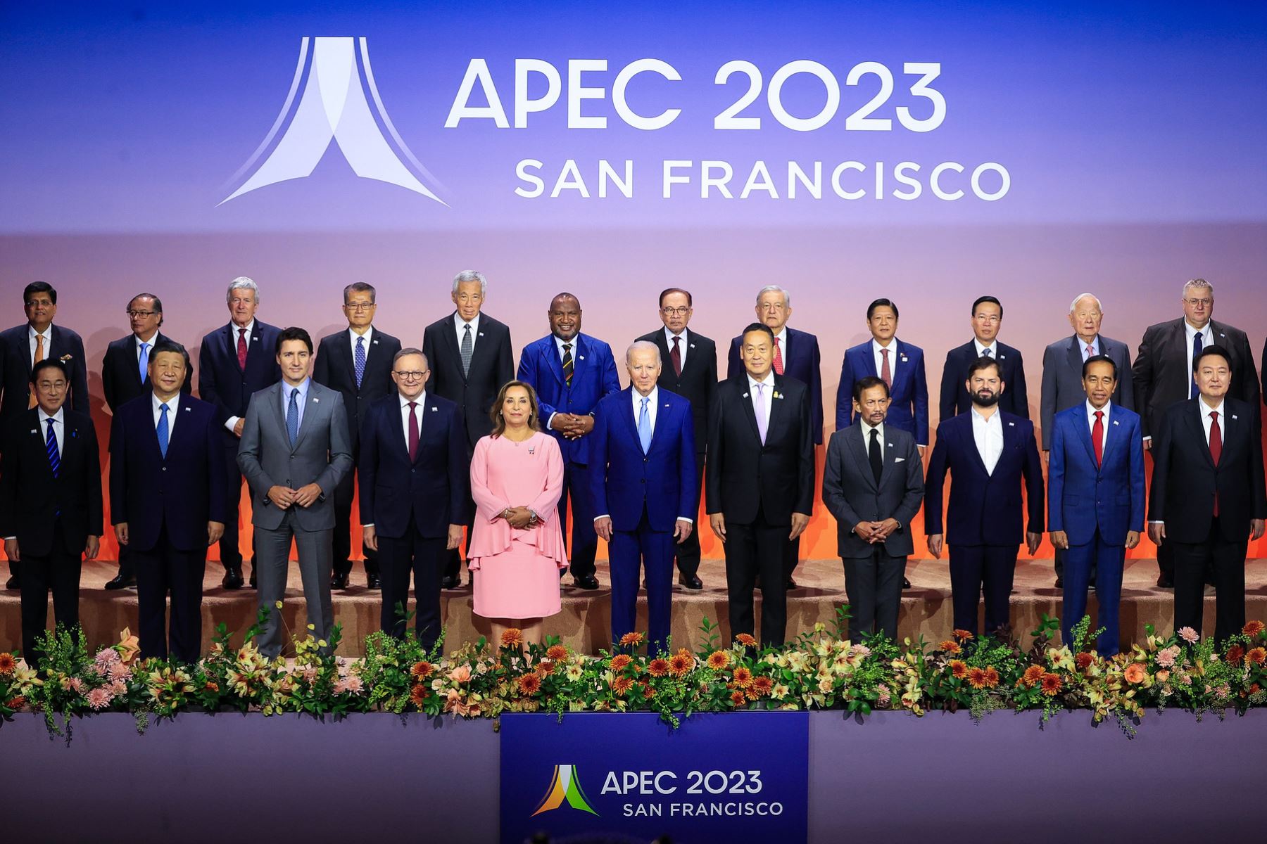 La presidenta de la República, Dina Boluarte participó en la toma de foto oficial en la Semana de Líderes de APEC 2023. Foto: ANDINA/Presidencia