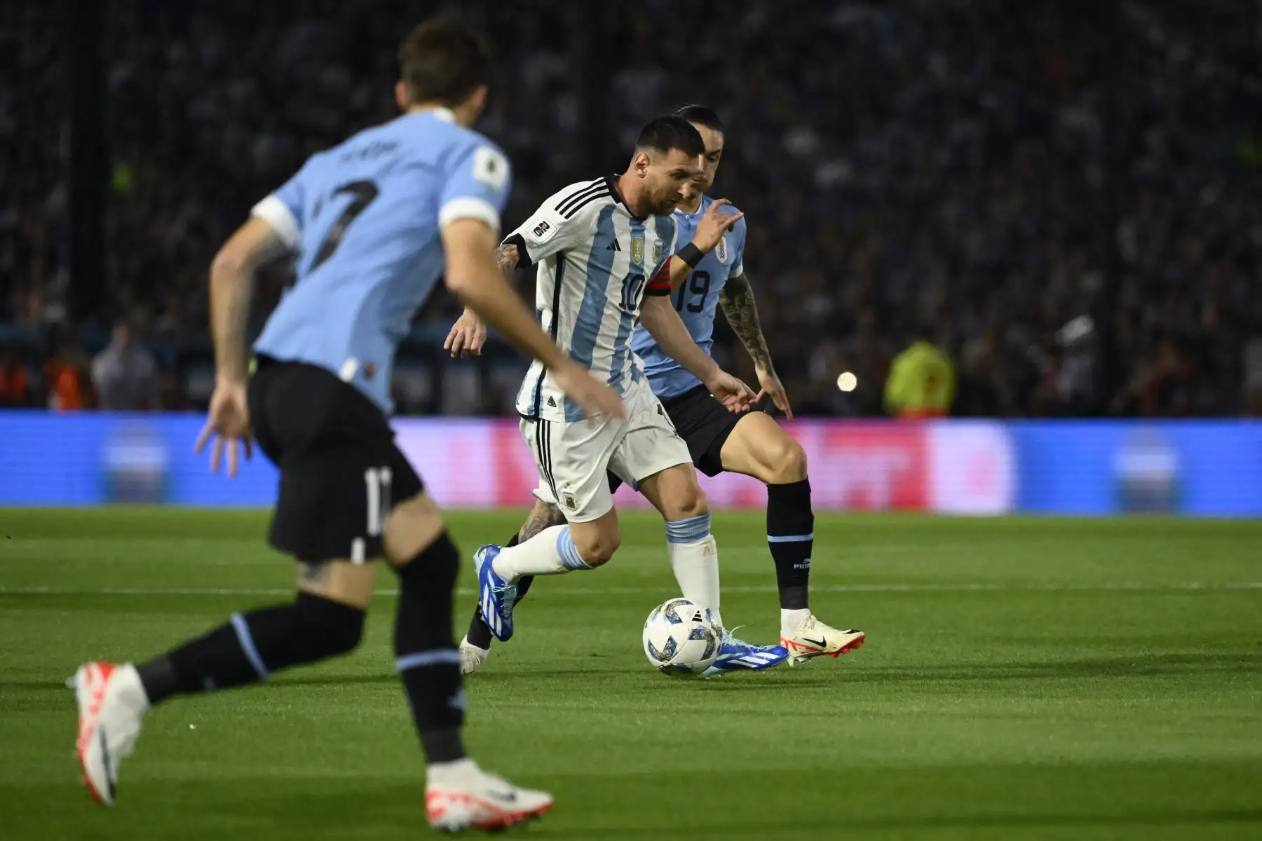 Jugada de Lionel Messi durante el partido de fútbol entre las selecciones de Argentina y Uruguay en el Estadio La Bombonera de Buenos Aires por las eliminatorias sudamericanas al Mundial de Fútbol 2026. Foto: AFP
