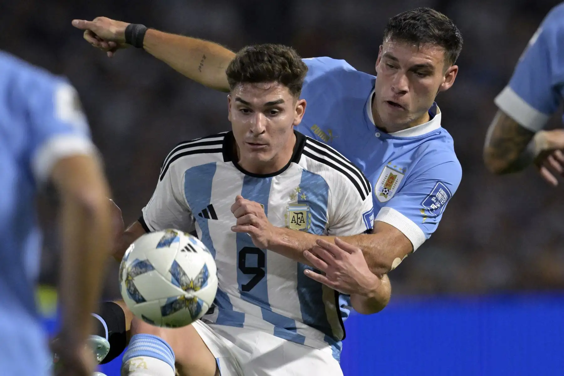 Uruguay derrota 2-0 a Argentina en el Estadio La Bombonera de Buenos Aires por las eliminatorias sudamericanas al Mundial de Fútbol 2026. Foto: AFP