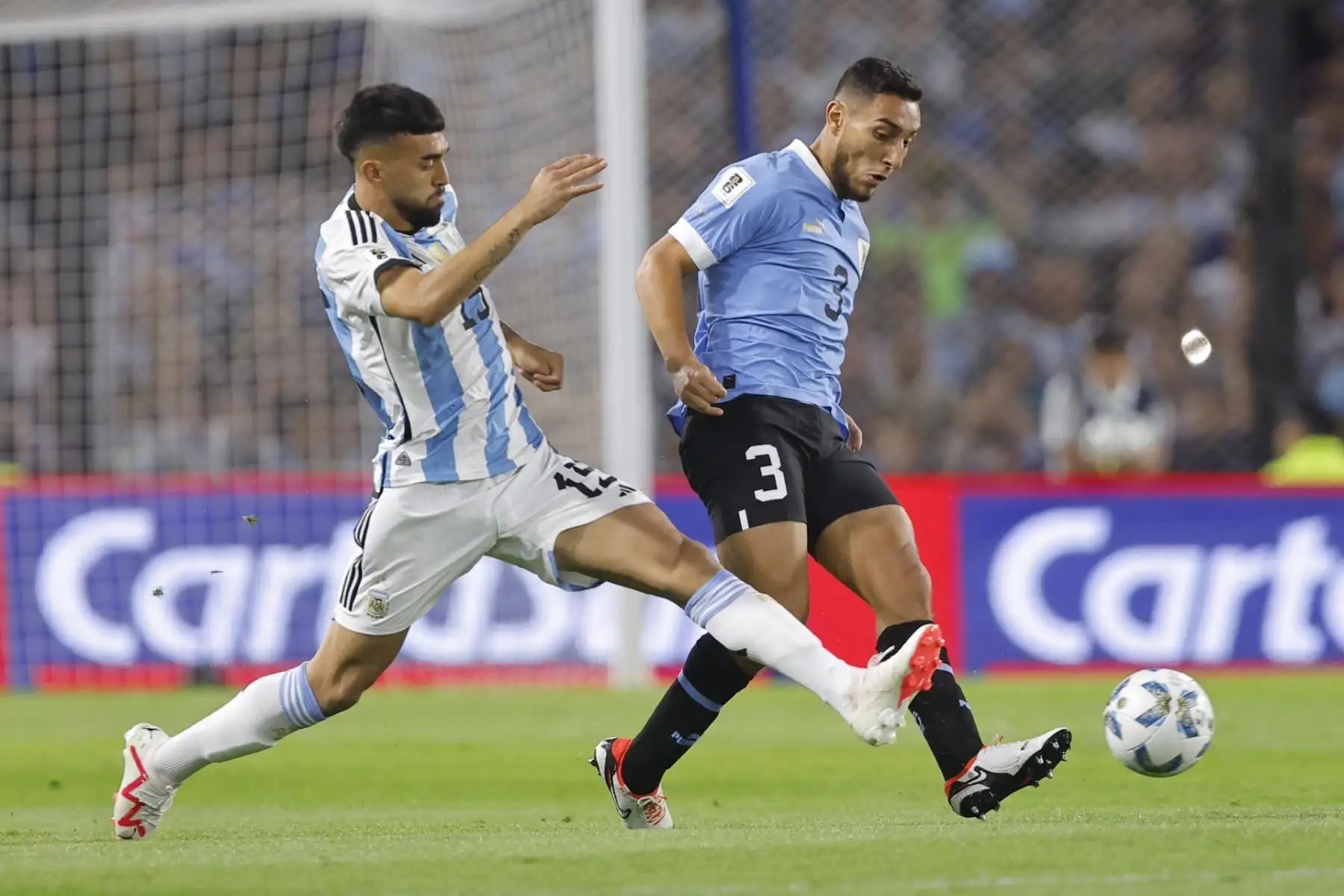 Uruguay derrota 2-0 a Argentina en el Estadio La Bombonera de Buenos Aires por las eliminatorias sudamericanas al Mundial de Fútbol 2026. Foto: EFE