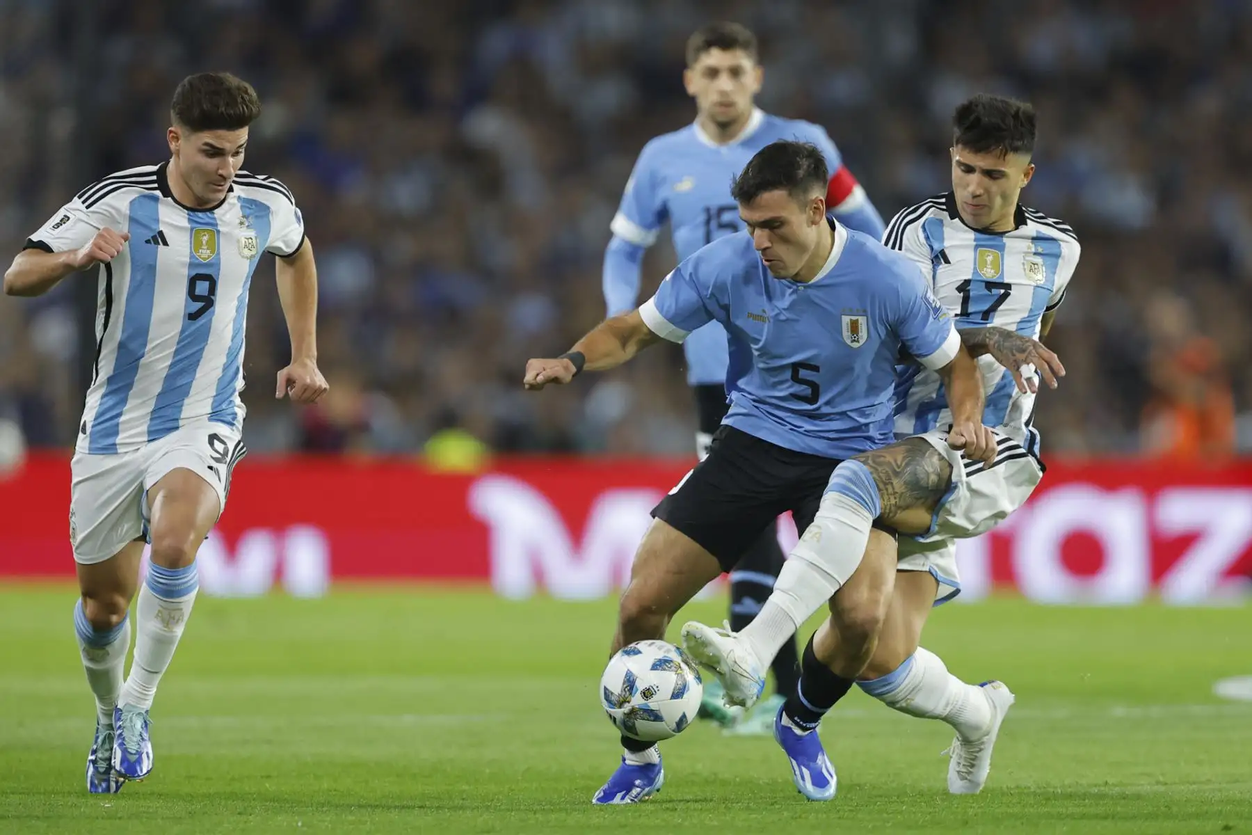 Uruguay derrota 2-0 a Argentina en el Estadio La Bombonera de Buenos Aires por las eliminatorias sudamericanas al Mundial de Fútbol 2026. Foto: EFE