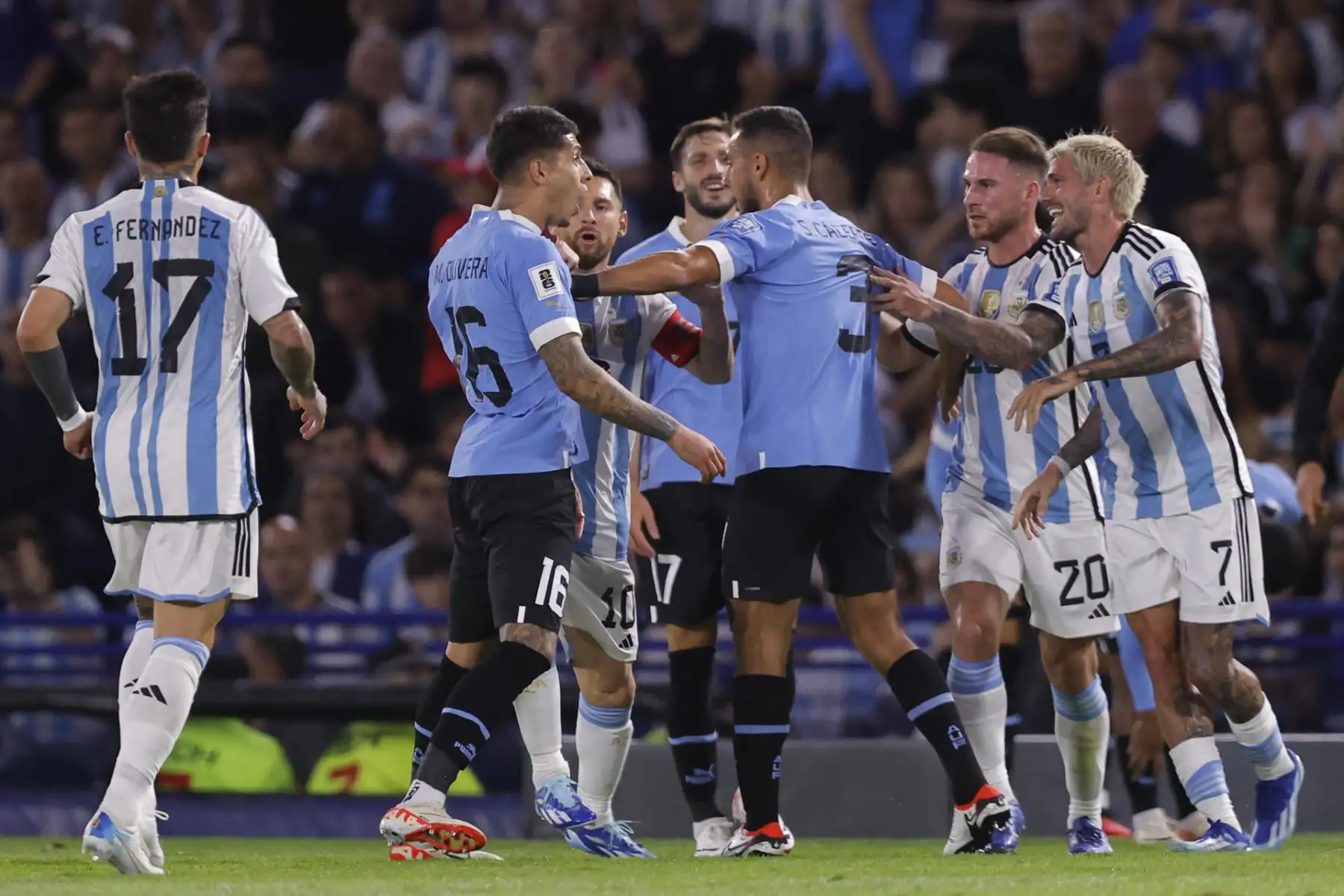 Incidente entre los jugadores de las selecciones de Argentina y Uruguay en el Estadio La Bombonera de Buenos Aires durante el partido de fútbol por las eliminatorias sudamericanas al Mundial 2026. Foto: EFE