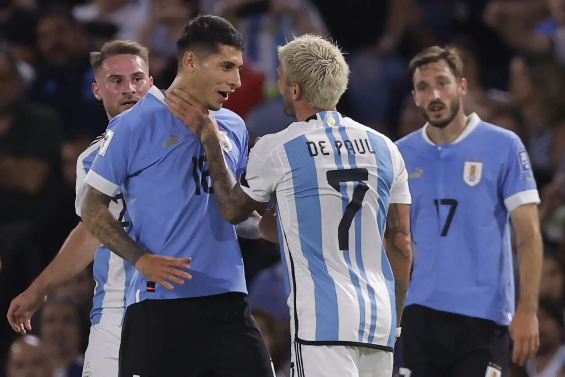 Incidente entre los jugadores de las selecciones de Argentina y Uruguay en el Estadio La Bombonera de Buenos Aires durante el partido de fútbol por las eliminatorias sudamericanas al Mundial 2026. Foto: EFE