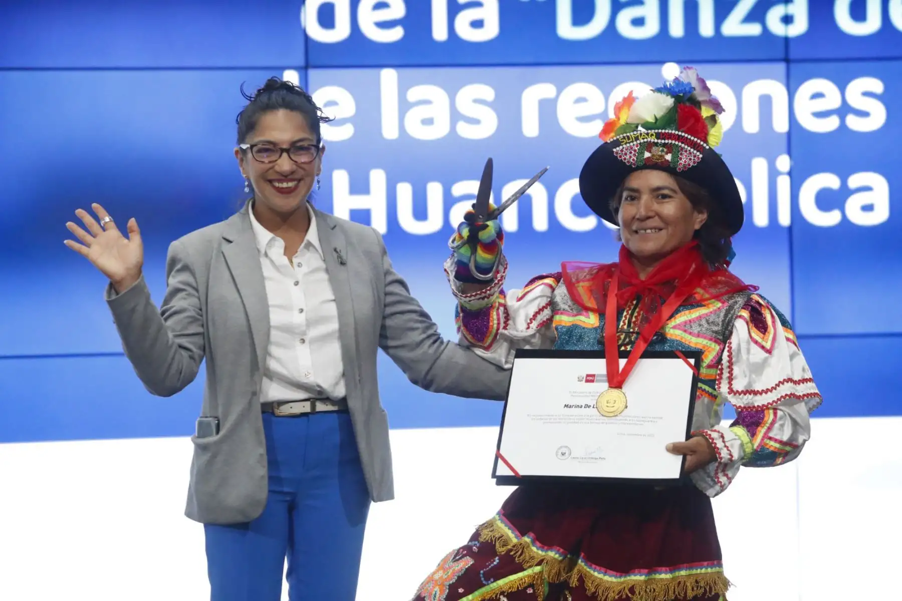 Los músicos y danzantes de tijeras fueron reconocidos por el Ministerio de Cultura por su aporte a la cultura en nuestro país y recibieron un diploma y una medalla por representar a los diferentes estilos regionales de esta manifestación cultural.
Foto: ANDINA/MINCUL