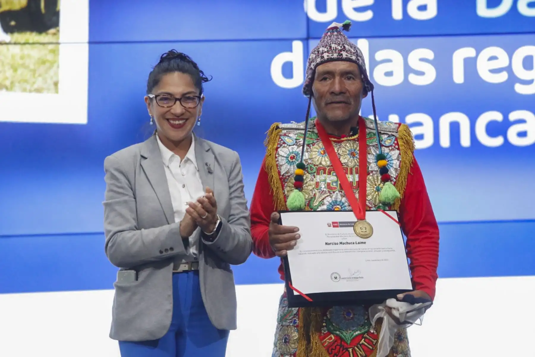La ministra de Cultura, Leslie Urteaga, entregó la distinción de Personalidad Meritoria de la Cultura a 22 músicos y danzantes de tijeras de Ayacucho, Huancavelica y Apurímac, en un acto protocolar que se realizó en la sede del Ministerio de Cultura, en el contexto del Día Nacional de la Danza de Tijeras, que se conmemora cada 16 de noviembre desde 2017.
Foto: ANDINA/MINCUL