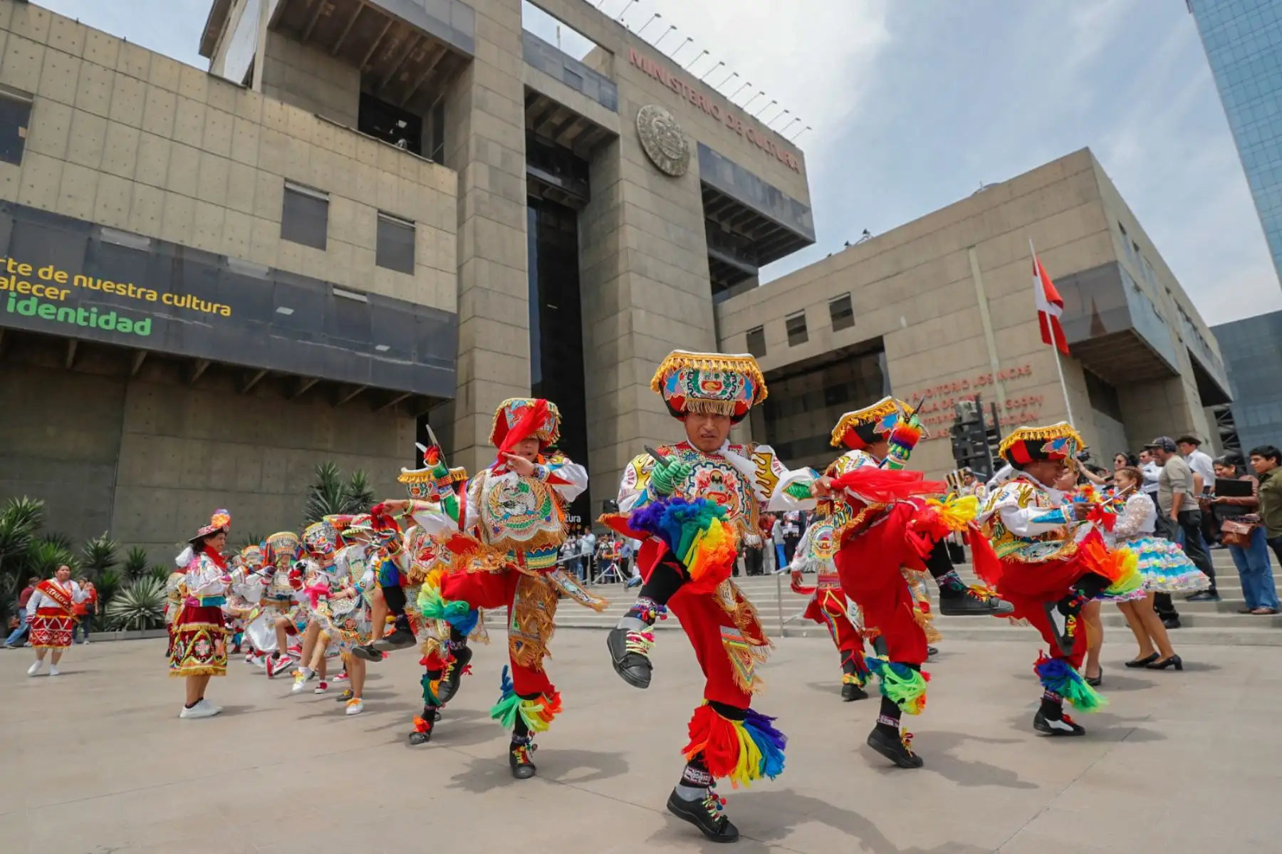 La “Danza de Tijeras” es originaria de la zona sur de los Andes centrales del Perú, dentro del espacio lingüístico cultural denominado Chanka, que comprende las regiones Apurímac, Ayacucho y Huancavelica. Esta danza tiene características rituales que están reflejadas en elementos de la vestimenta, los instrumentos, la música, así como la danza misma y es Patrimonio Cultural de la Nación desde 2005 y está inscrita en la Lista Representativa del Patrimonio Cultural Inmaterial de la Humanidad, desde 2010.
Fot