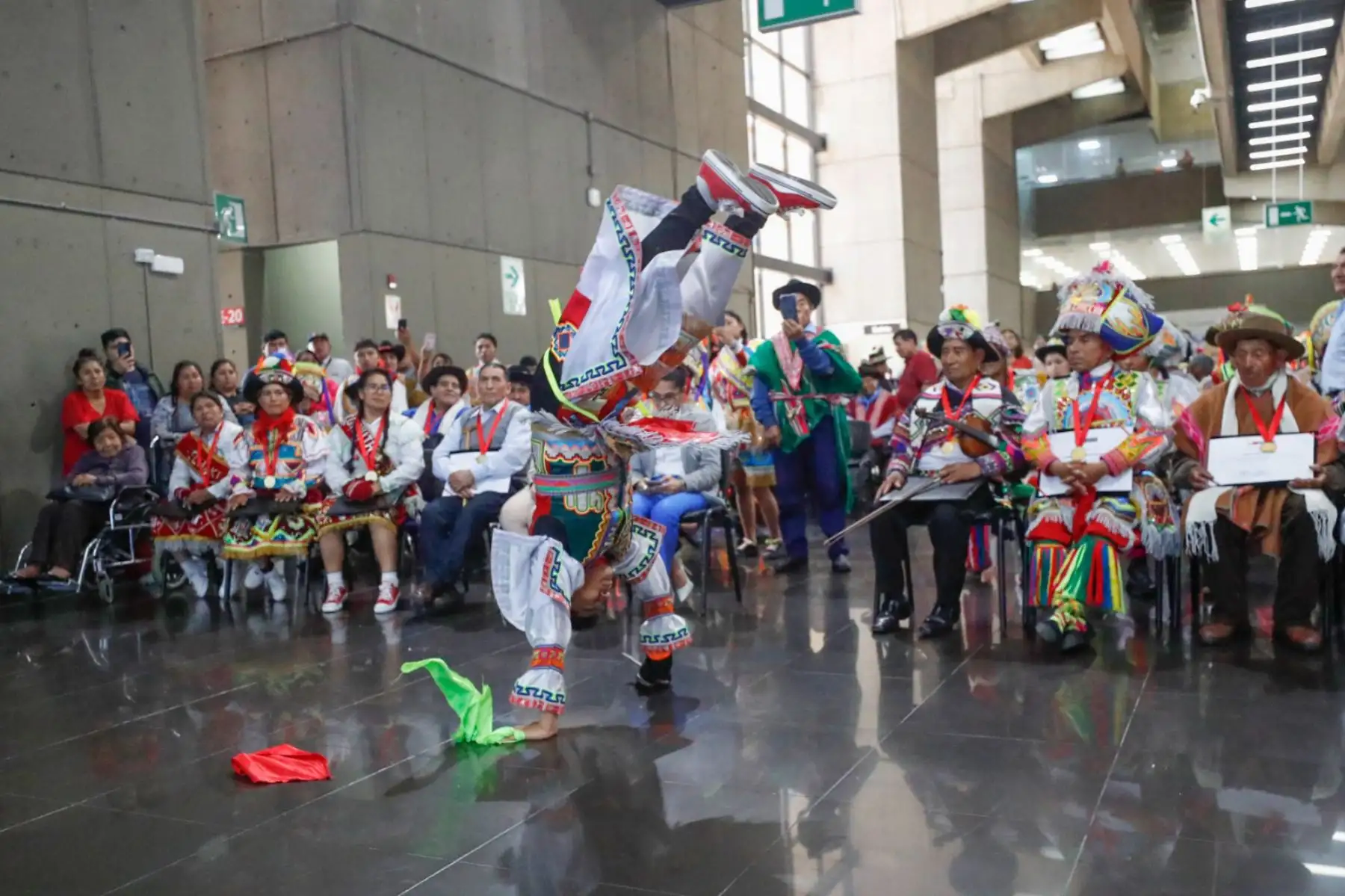 La “Danza de Tijeras” es originaria de la zona sur de los Andes centrales del Perú, dentro del espacio lingüístico cultural denominado Chanka, que comprende las regiones Apurímac, Ayacucho y Huancavelica. Esta danza tiene características rituales que están reflejadas en elementos de la vestimenta, los instrumentos, la música, así como la danza misma y es Patrimonio Cultural de la Nación desde 2005 y está inscrita en la Lista Representativa del Patrimonio Cultural Inmaterial de la Humanidad, desde 2010.
Fot