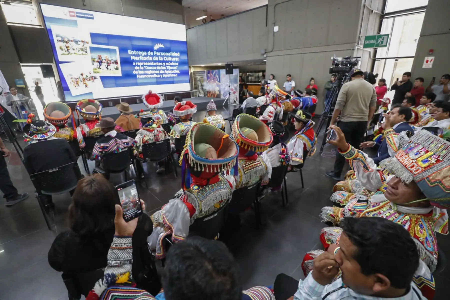 Los músicos y danzantes de tijeras fueron reconocidos por el Ministerio de Cultura por su aporte a la cultura en nuestro país y recibieron un diploma y una medalla por representar a los diferentes estilos regionales de esta manifestación cultural.
Foto: ANDINA/MINCUL