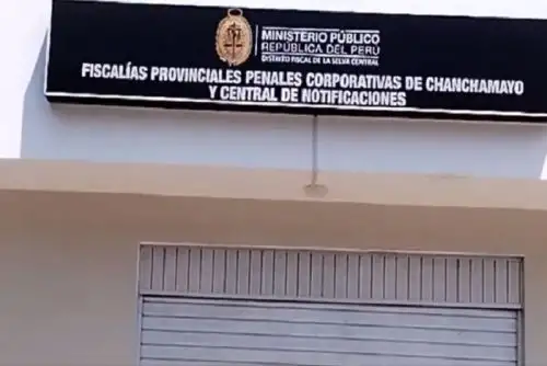 Entre las diligencias se dispuso la incautación y lacrado de 13 cajas de leche y otros productos con los cuales se habría preparado el desayuno escolar. Foto: Internet/Medios