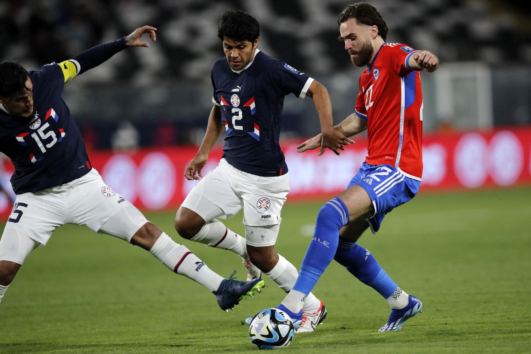 Las selecciones de Chile y Paraguay igualan por 0-0 en el Estadio Monumental David Arellano de Santiago de Chile por las eliminatorias sudamericanas al Mundial de Fútbol 2026. Foto: AFP