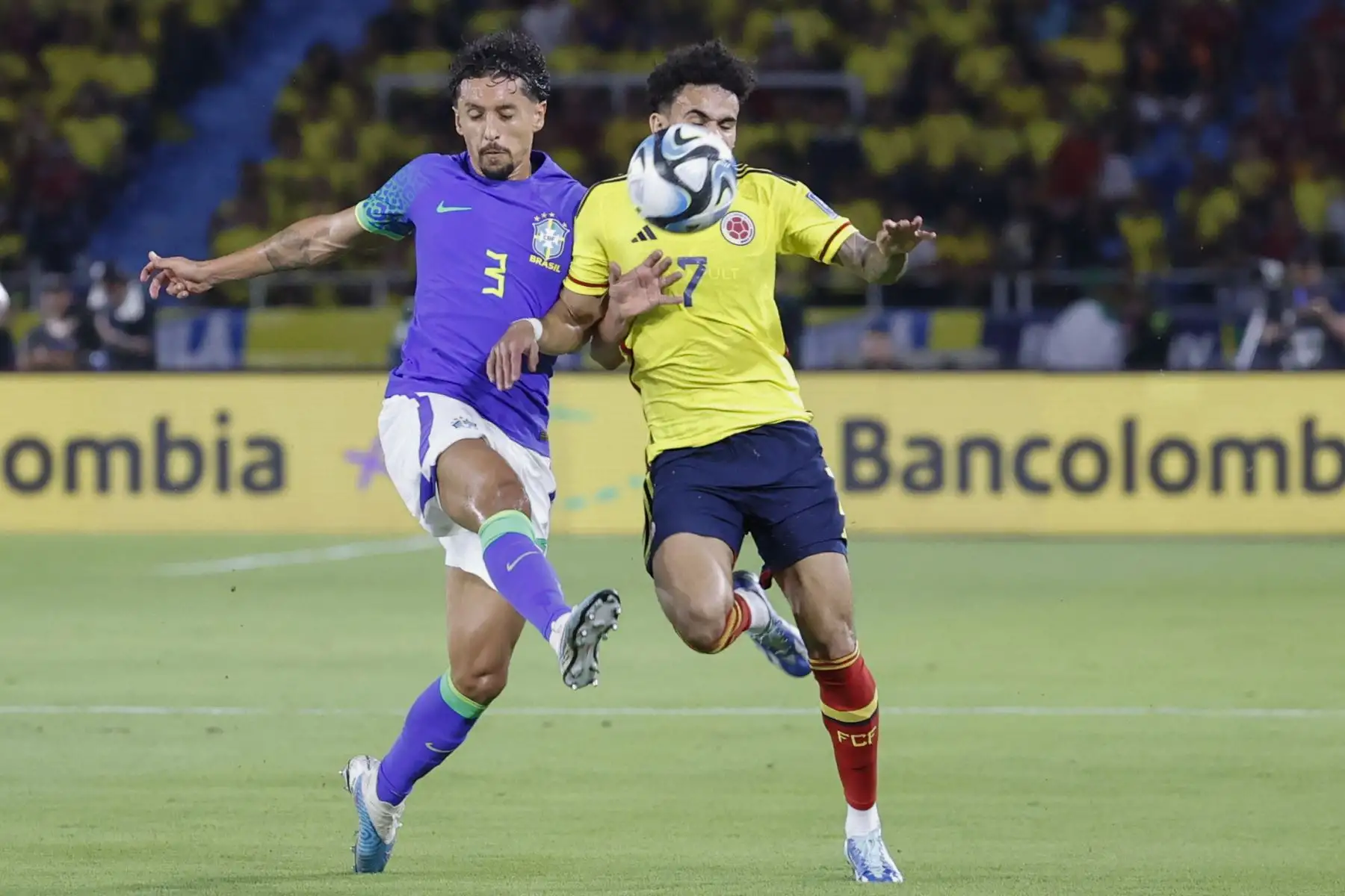 Luis Díaz de Colombia disputa el balón con Marquinhos de Brasil hoy, en un partido de las Eliminatorias Sudamericanas para la Copa Mundial de Fútbol 2026 entre Colombia y Brasil en el estadio Metropolitano en Barranquilla (Colombia). 
Foto: EFE