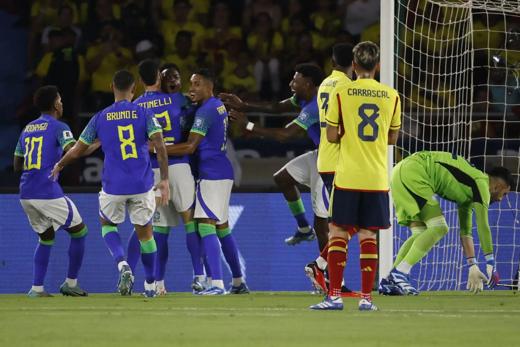 Jugadores de Brasil celebran un gol de Gabriel Martinelli hoy, en un partido de las Eliminatorias Sudamericanas para la Copa Mundial de Fútbol 2026 entre Colombia y Brasil en el estadio Metropolitano en Barranquilla (Colombia).
Foto: EFE
