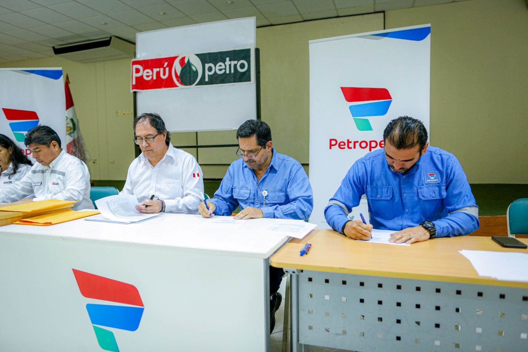 Petroperú firma el contrato de licencia para la explotación del Lote Z-69, ubicado en el zócalo continental. Foto: Cortesía.