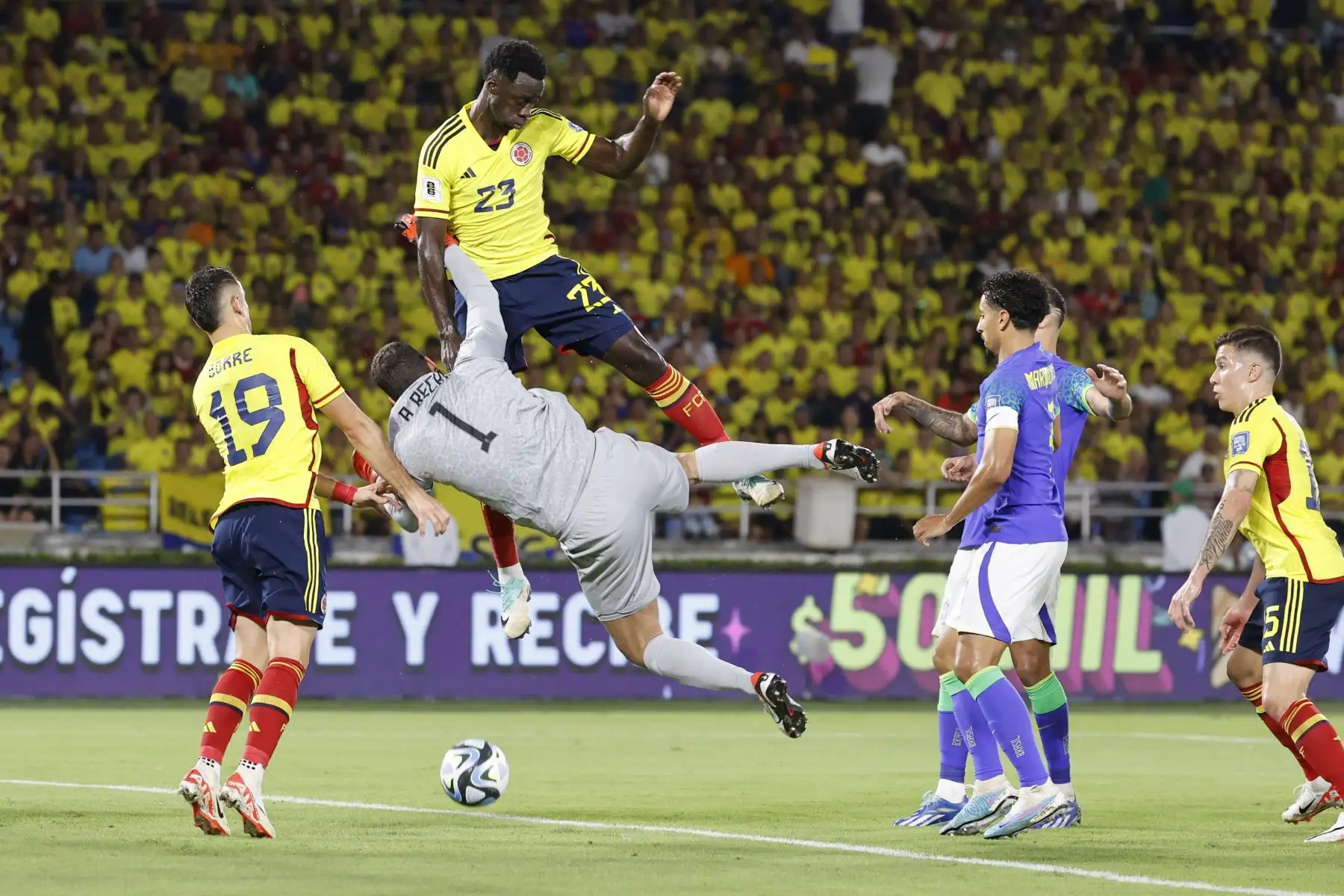 Davinson Sánchez de Colombia disputa el balón de Alisson portero de Brasil hoy, en un partido de las Eliminatorias Sudamericanas para la Copa Mundial de Fútbol 2026 entre Colombia y Brasil en el estadio Metropolitano en Barranquilla (Colombia).
Foto: EFE